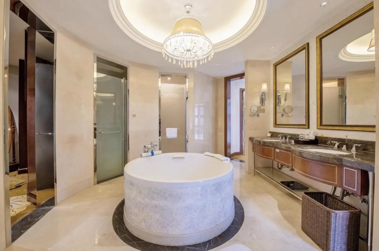 Bathroom in Days Hotel by Wyndham Logan City Huizhou