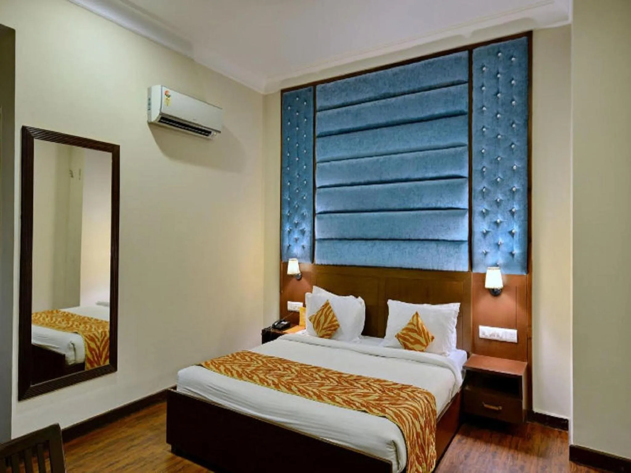 Bedroom, Bed in Hotel Kohinoor Palace, Ludhiana