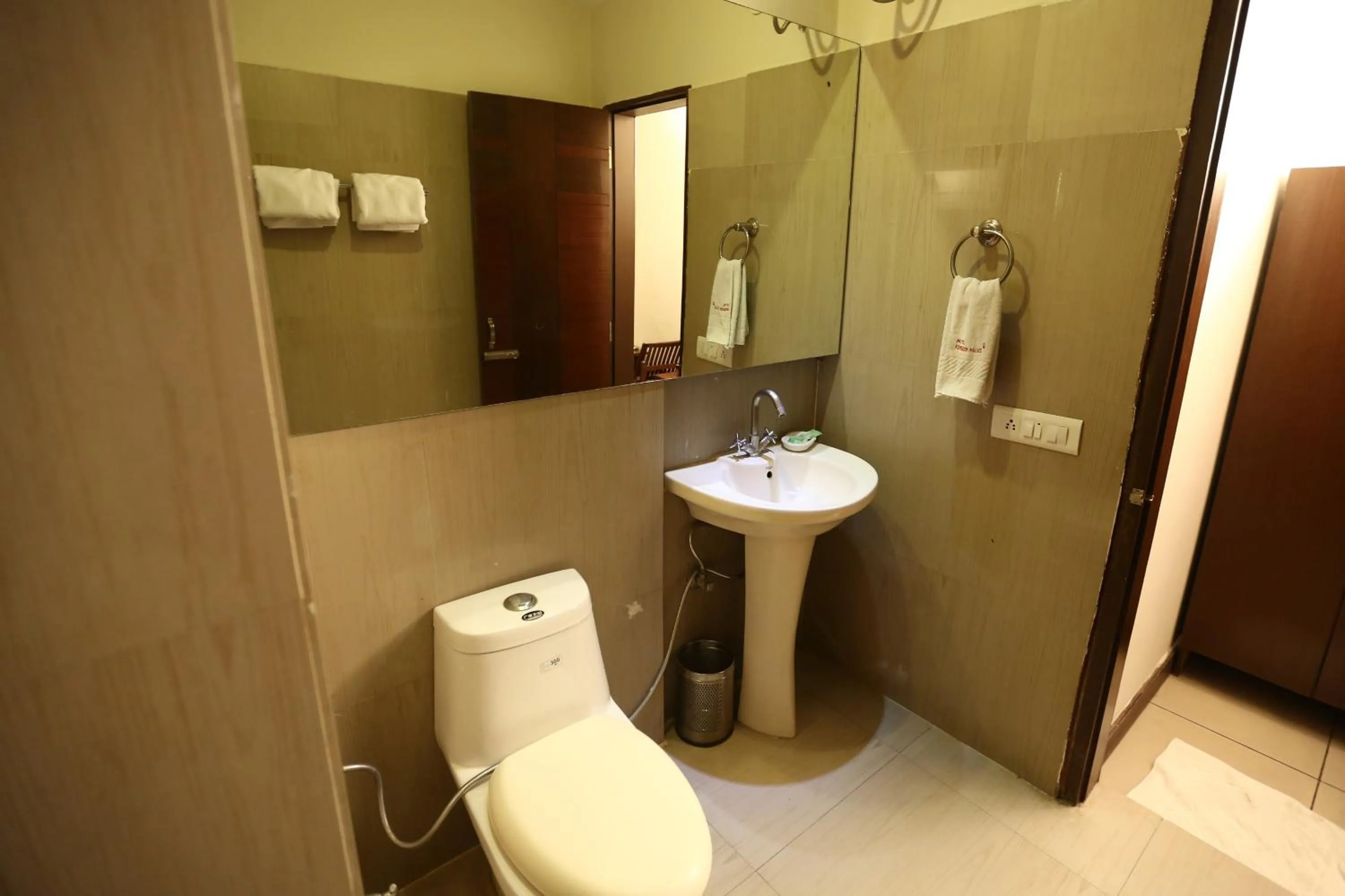 Bathroom in Hotel Kohinoor Palace, Ludhiana