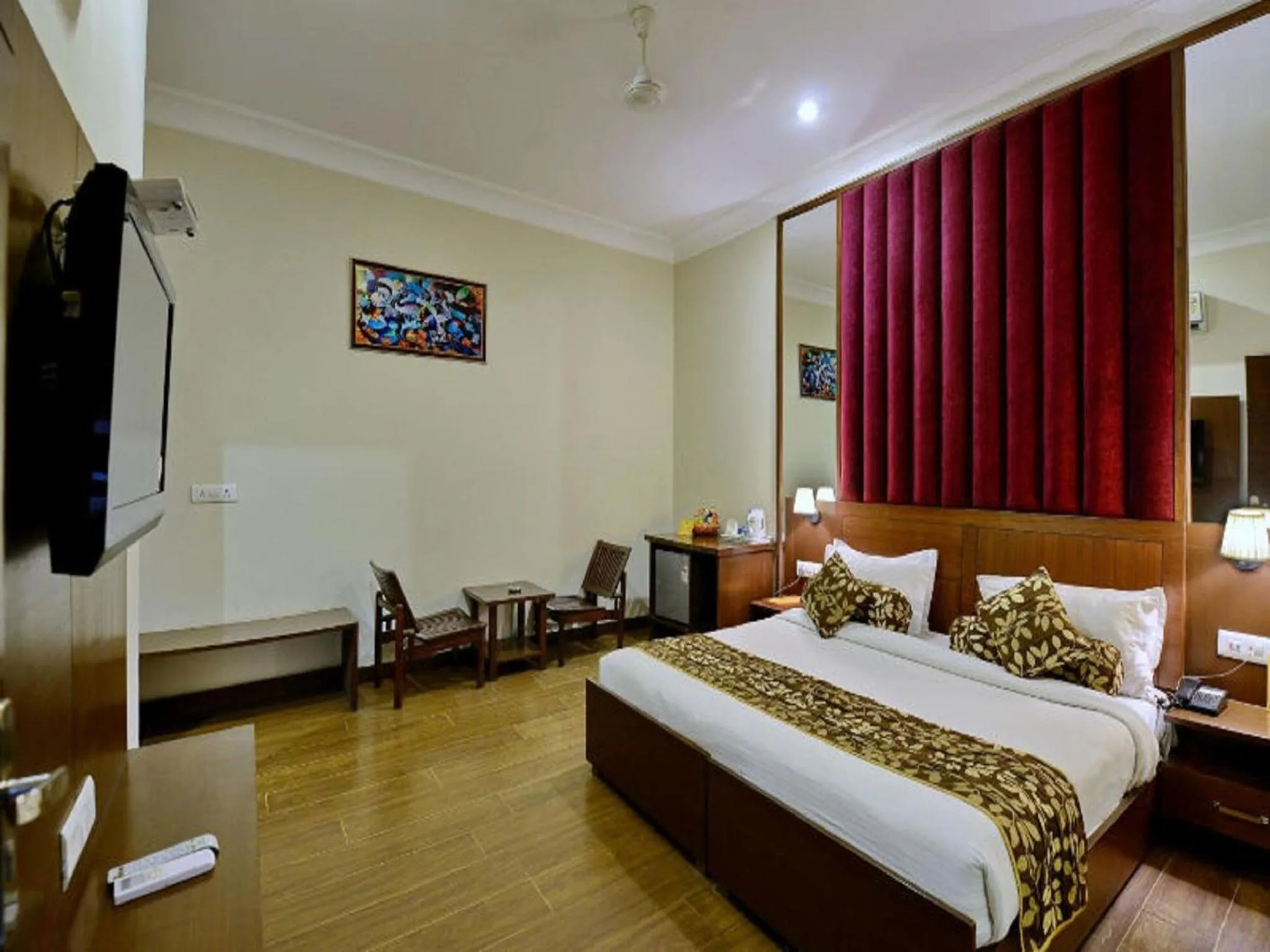 Living room, Bed in Hotel Kohinoor Palace, Ludhiana