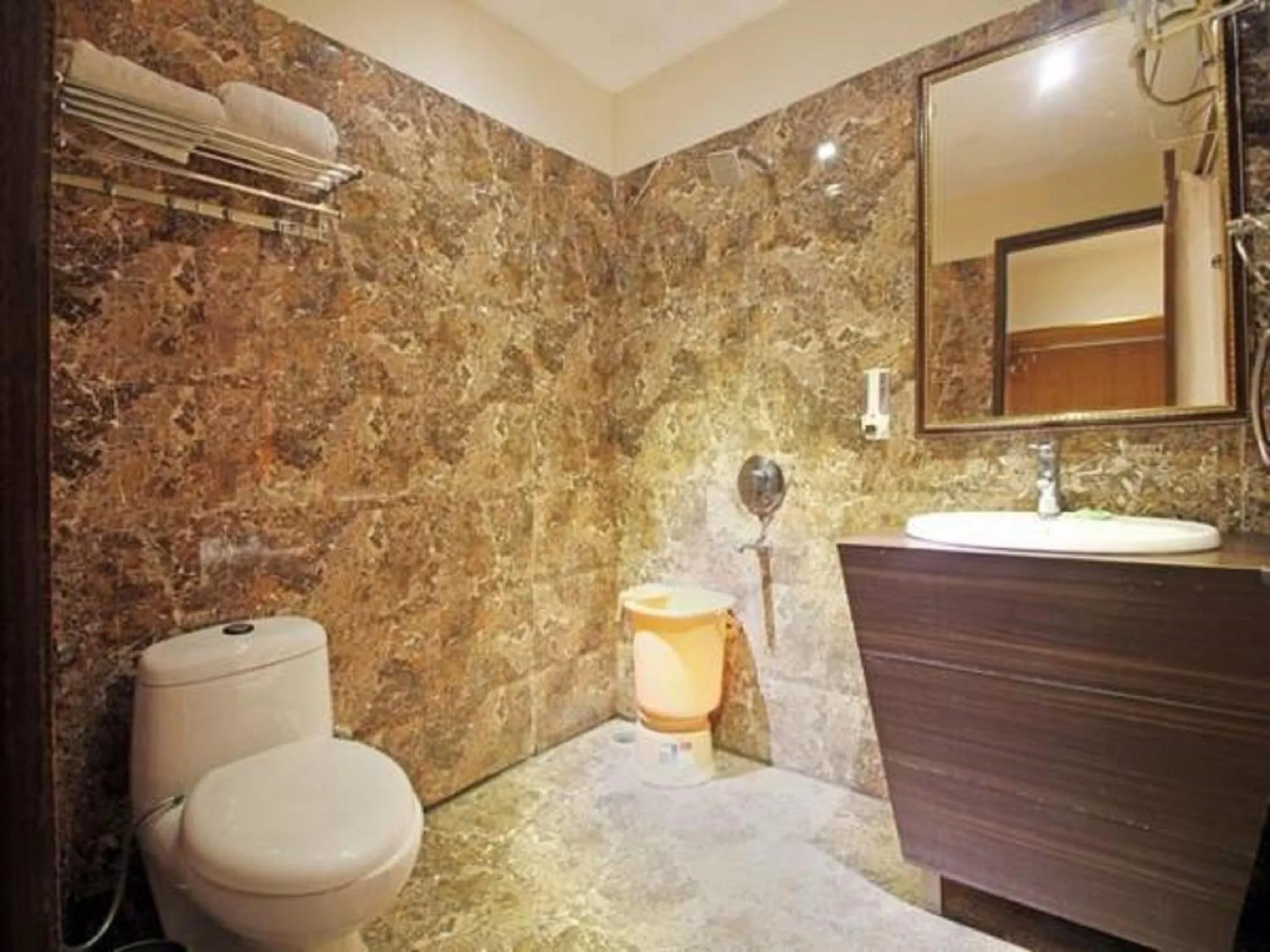 Bathroom in Hotel Kohinoor Palace, Ludhiana