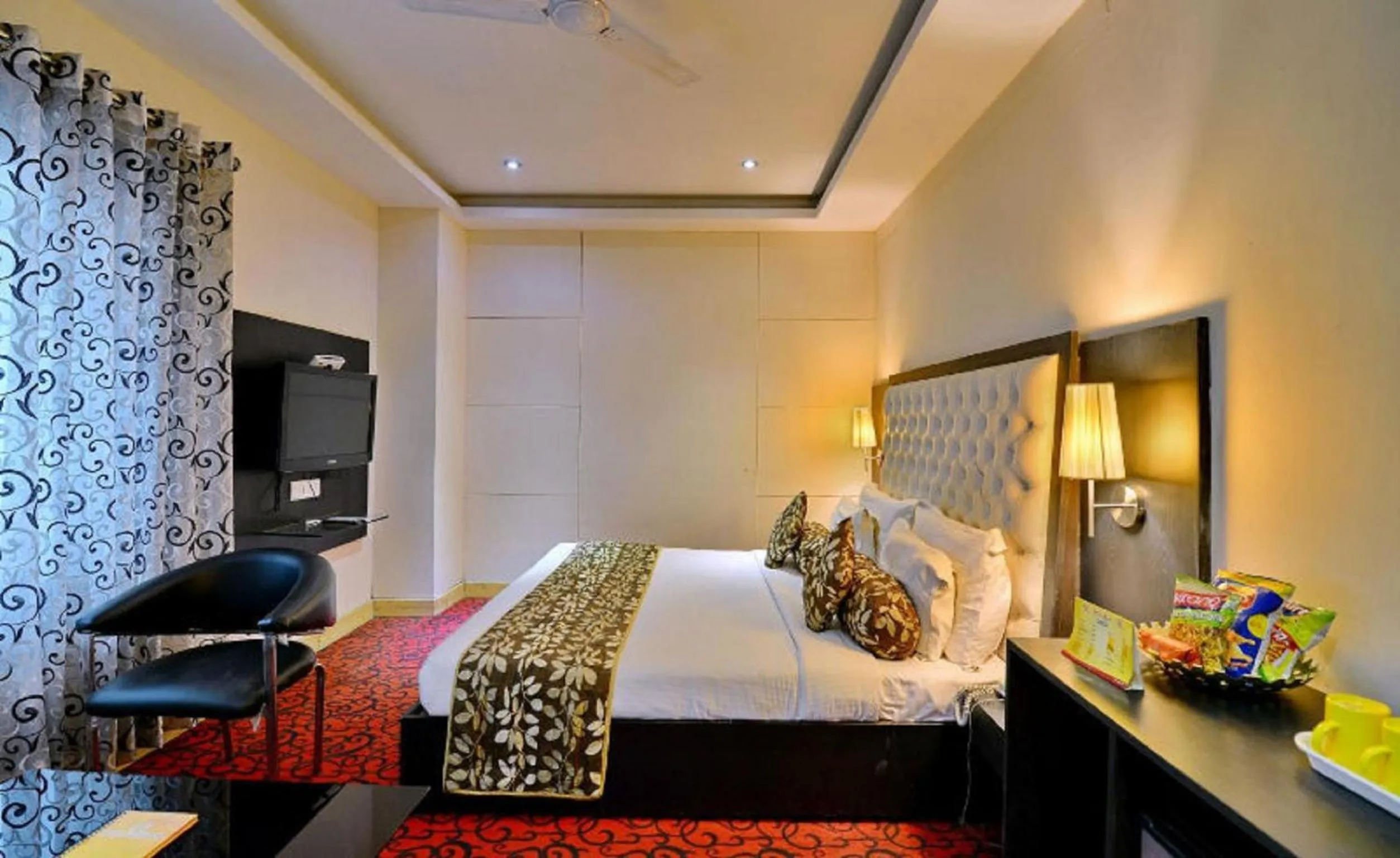 Living room, Bed in Hotel Kohinoor Palace, Ludhiana