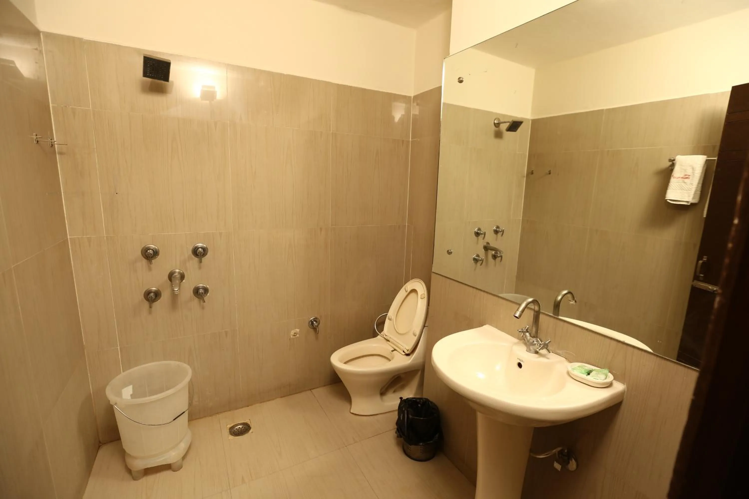 Bathroom in Hotel Kohinoor Palace, Ludhiana