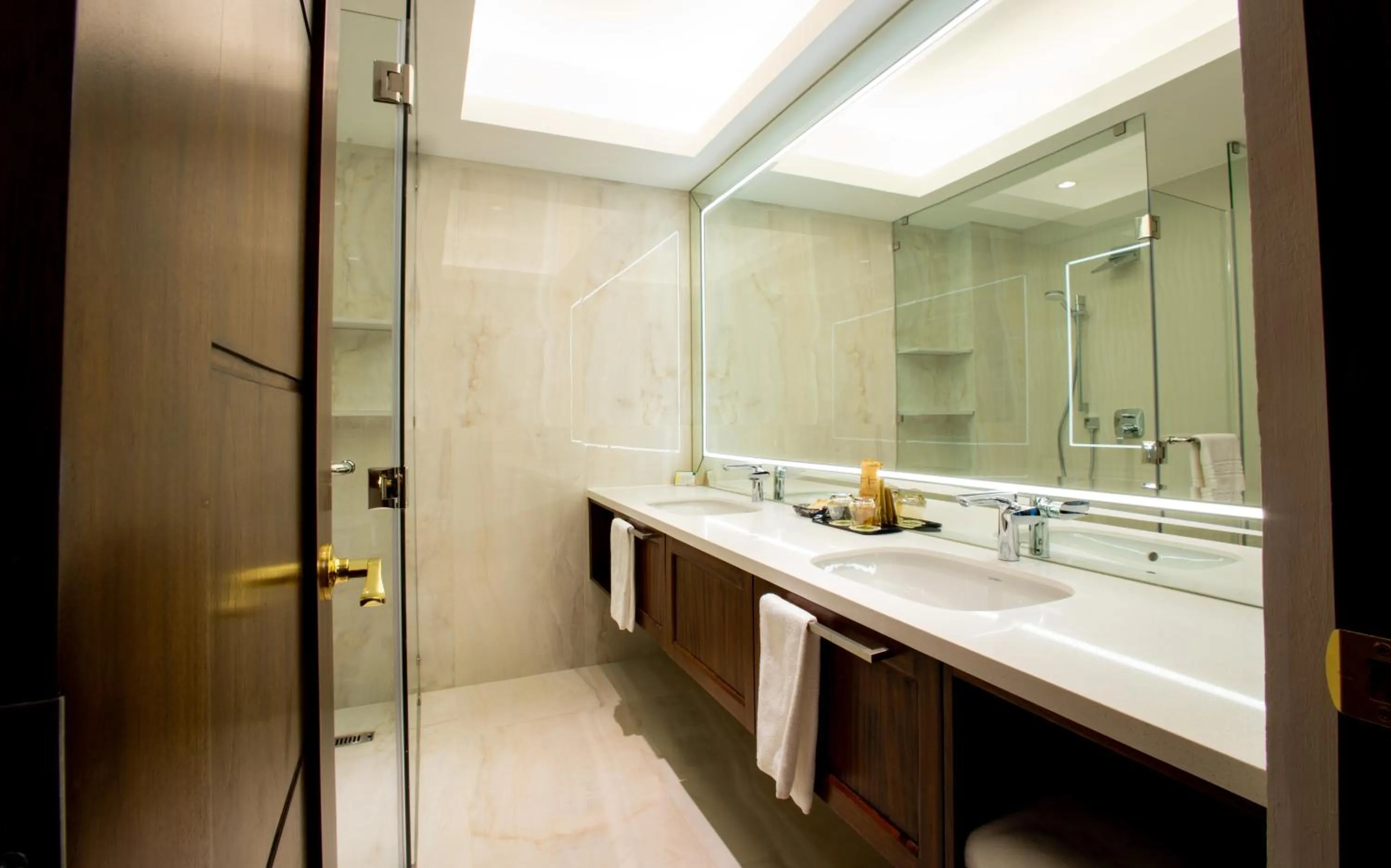 Shower in The Harvest Hotel Managed by HII
