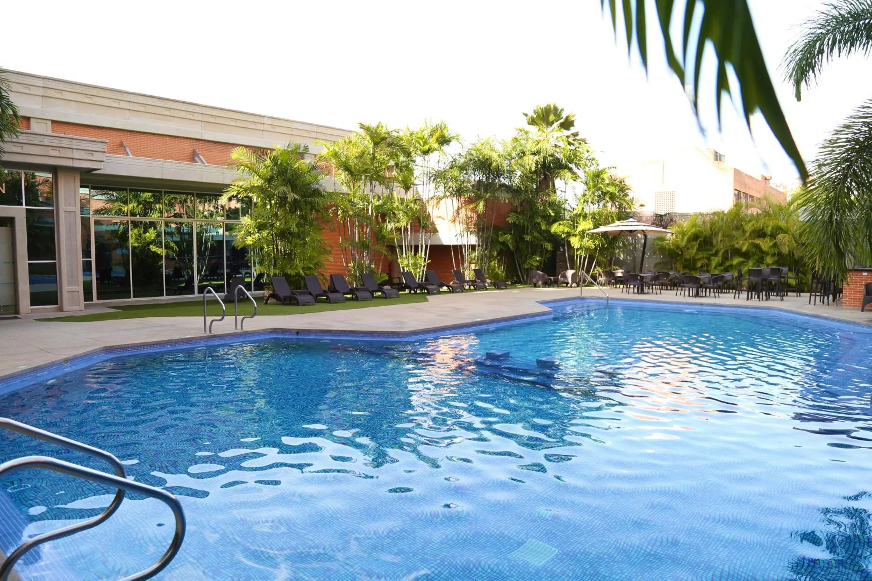 Swimming pool in Hotel GH Guaparo Inn Valencia