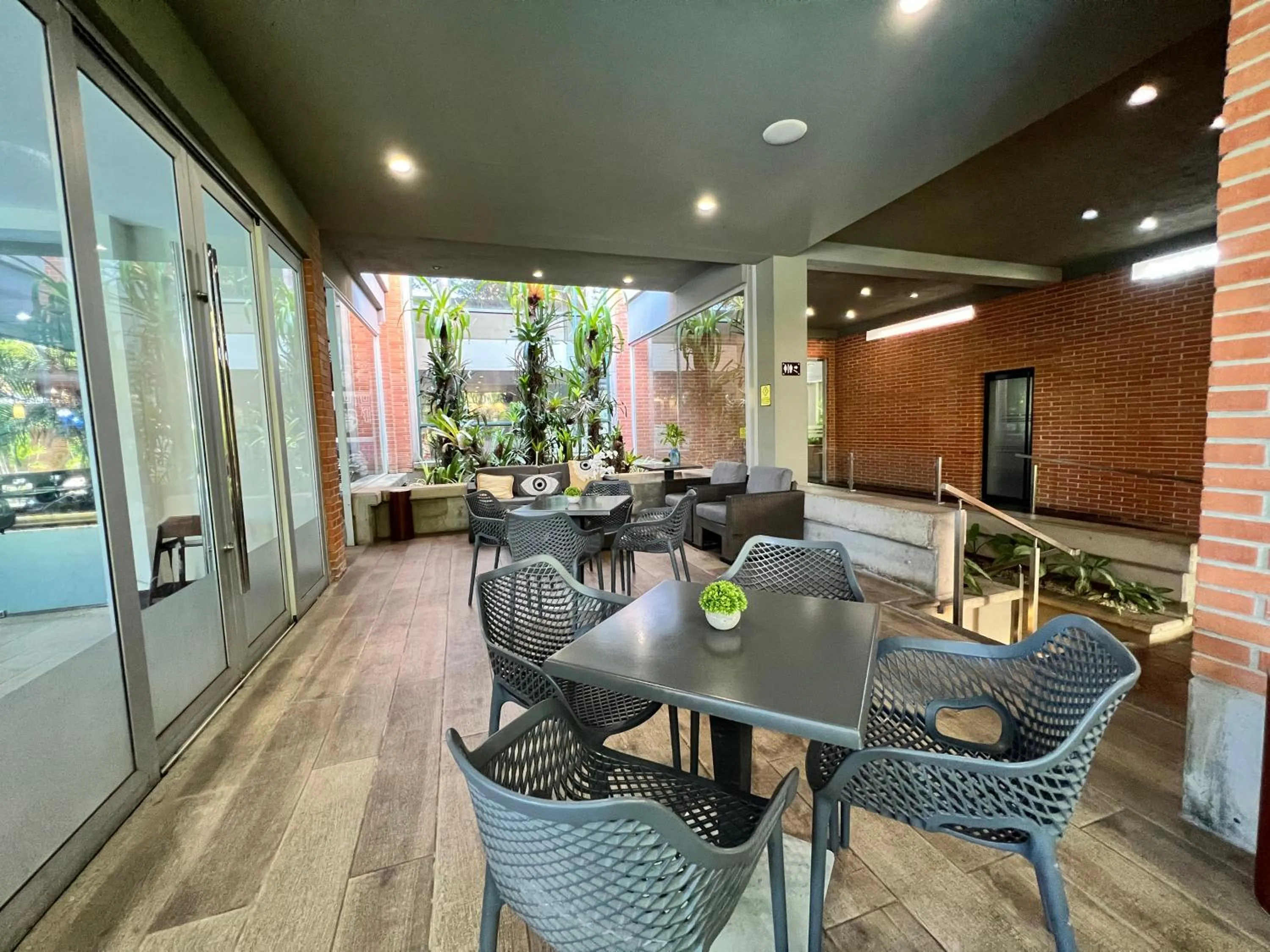 Restaurant/places to eat in Hotel GH Guaparo Inn Valencia