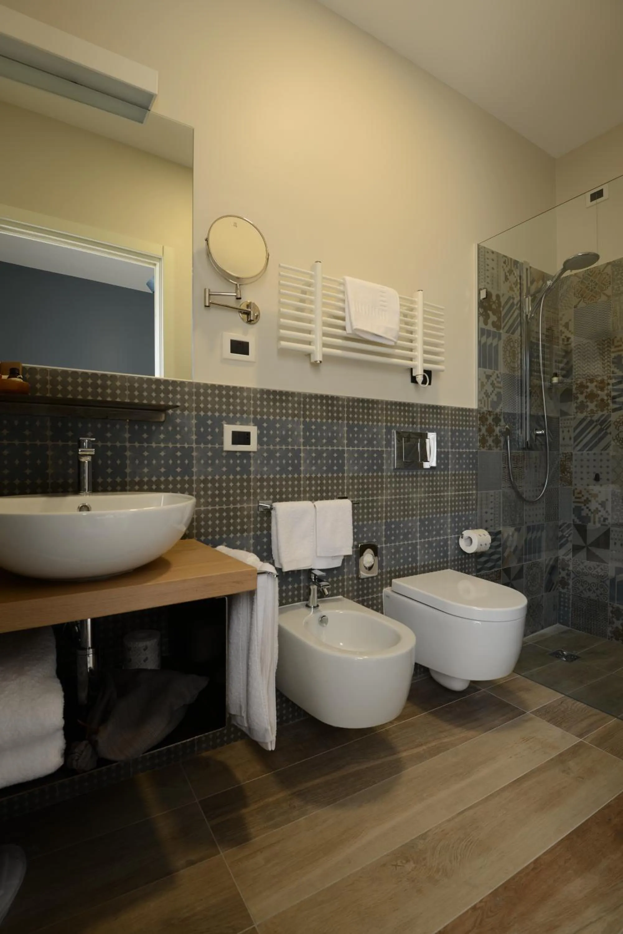 Shower in Daman Rooms & Breakfast