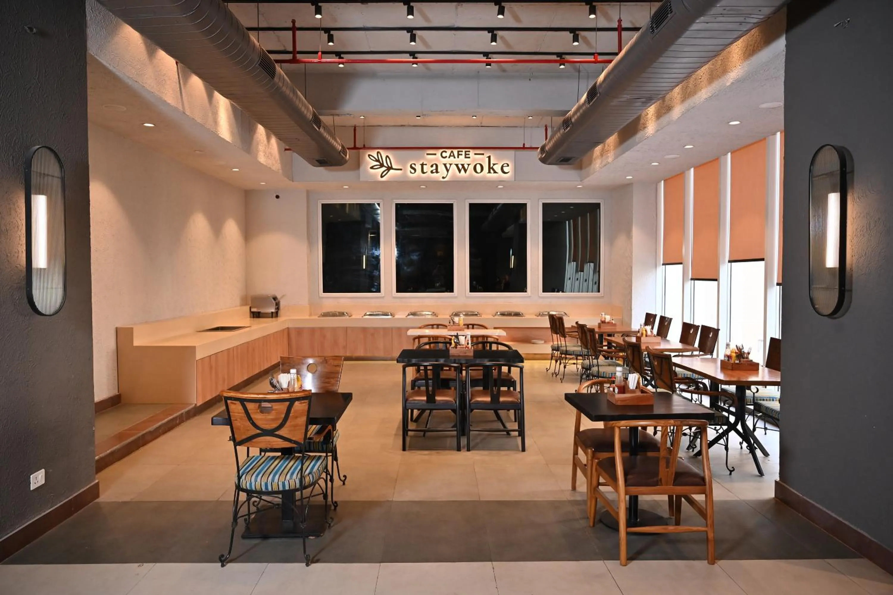 Restaurant/places to eat in Alivaa Hotel Gurugram Sohna Road City Center