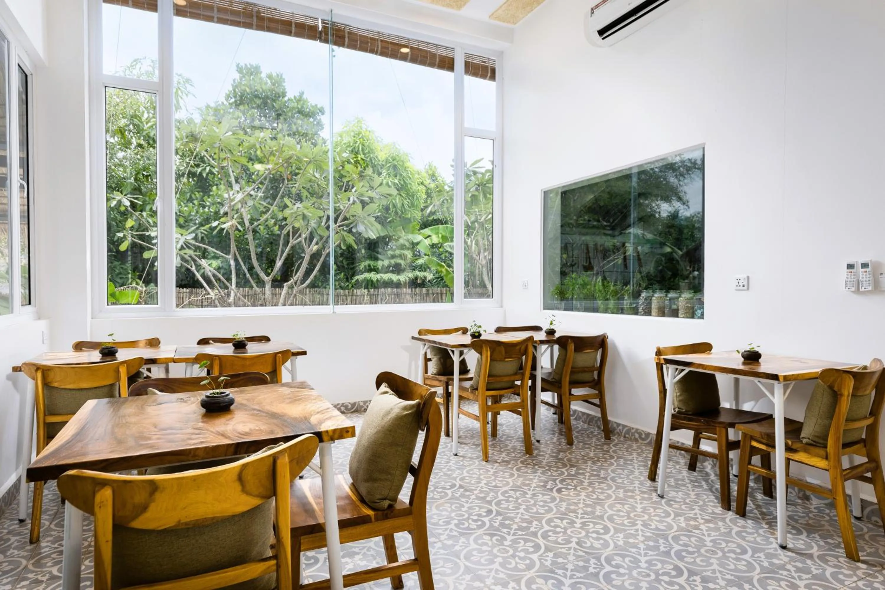 Restaurant/places to eat in Moringa Tree Maison