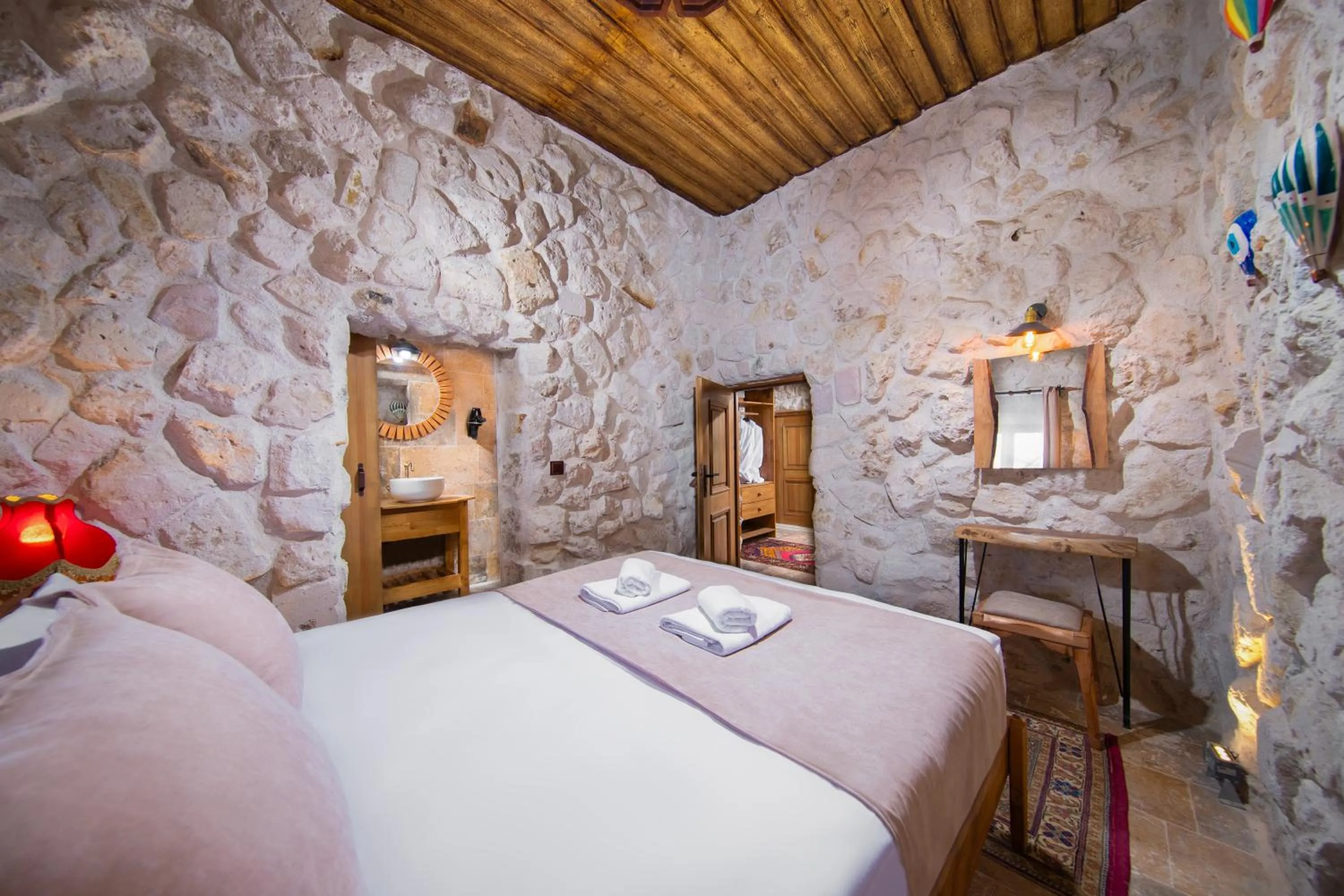 Deluxe Suite with Spa Bath in Cappadocia Cavusin Stone House