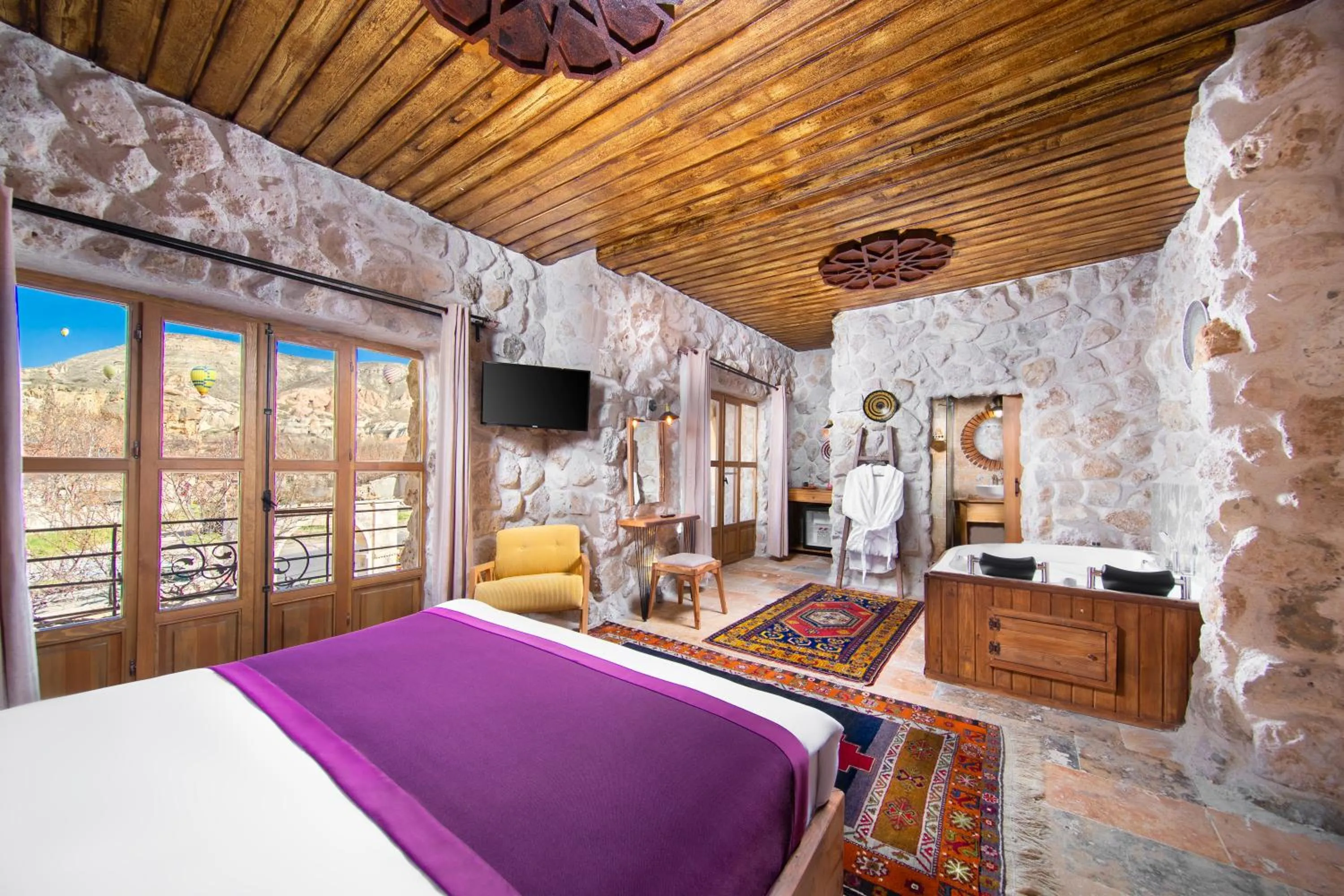 Queen Suite with Spa Bath in Cappadocia Cavusin Stone House