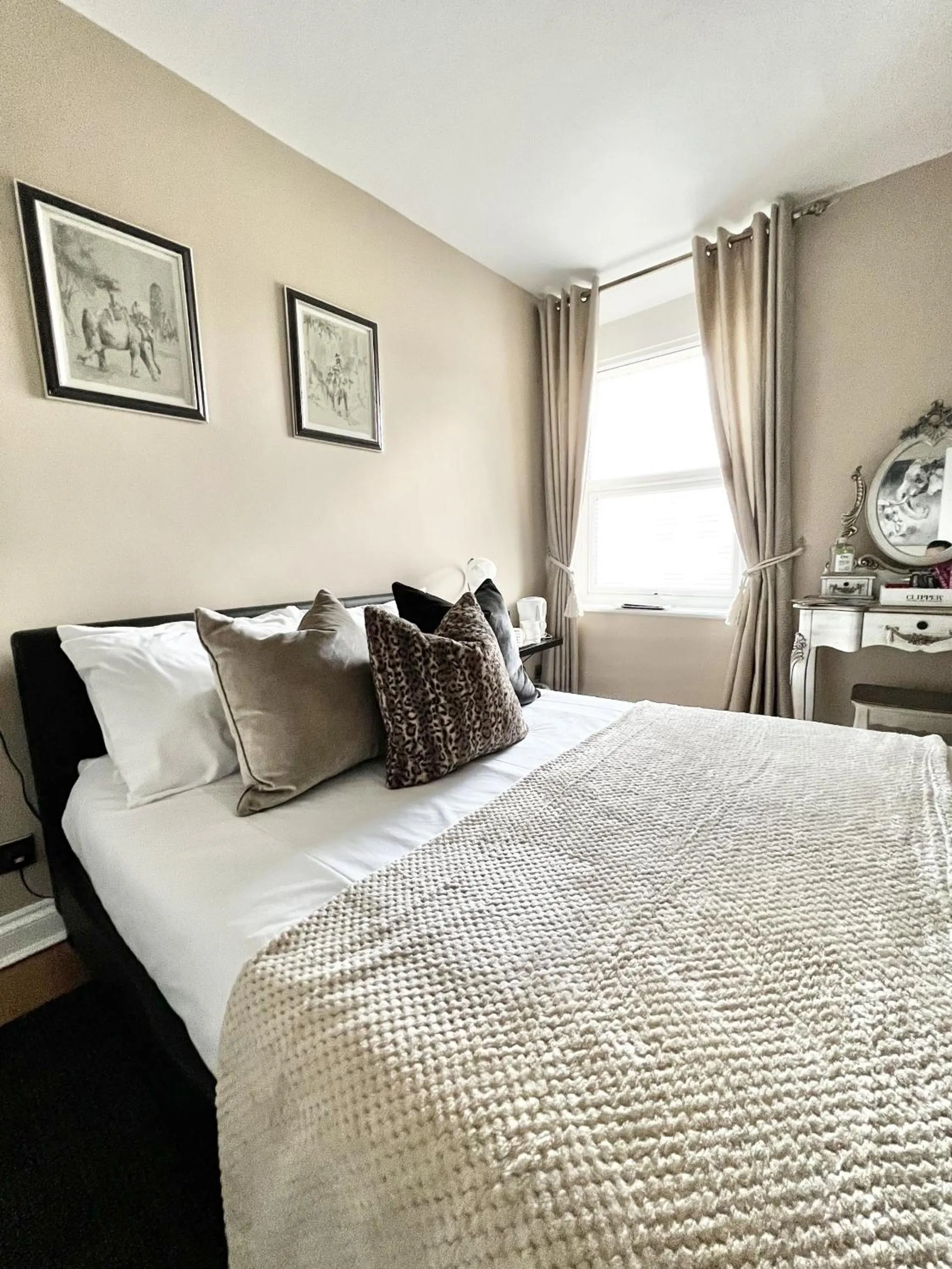 Bedroom, Bed in Devon House Guest House