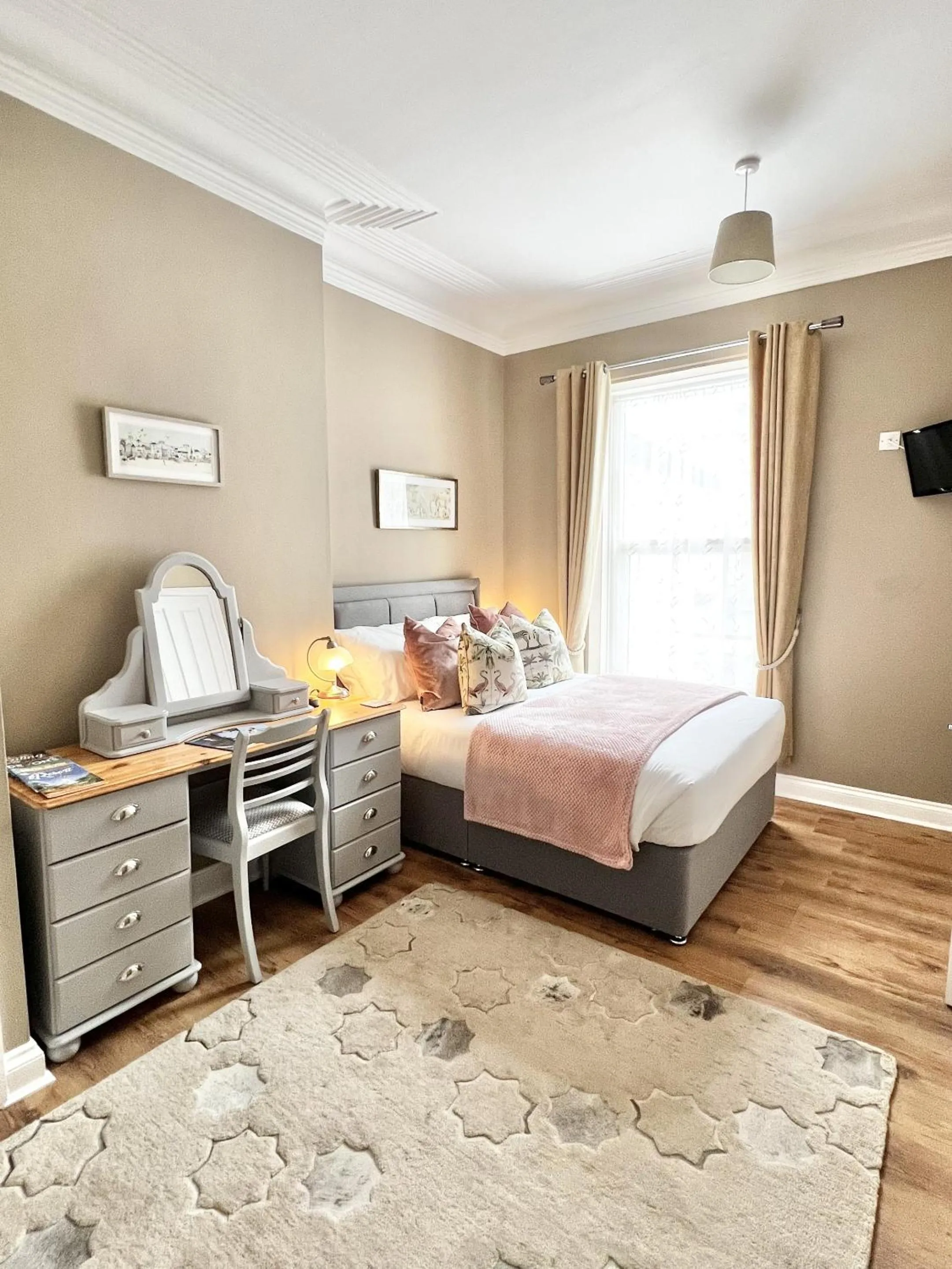 Bedroom, Bed in Devon House Guest House