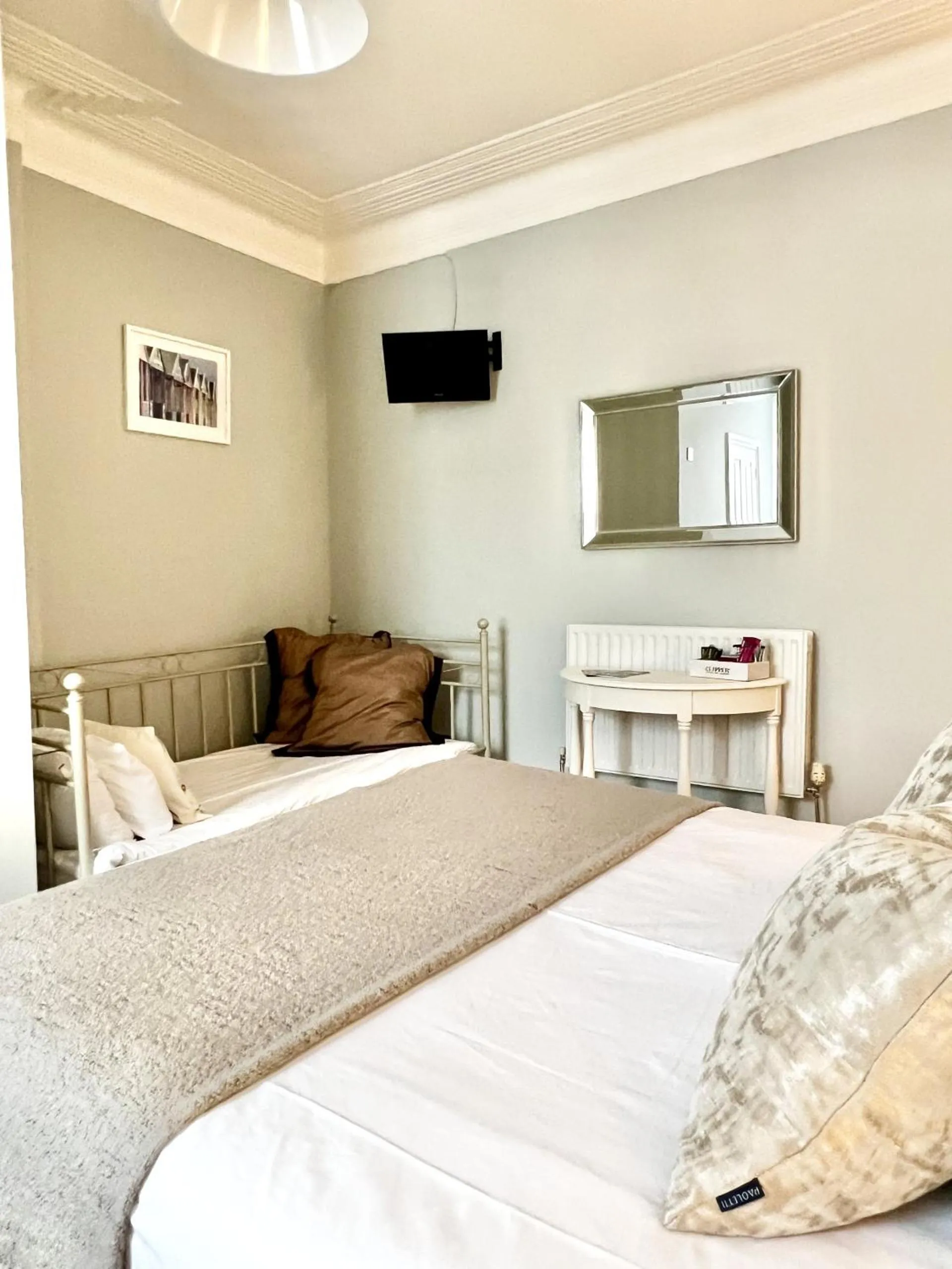 Bedroom, Bed in Devon House Guest House