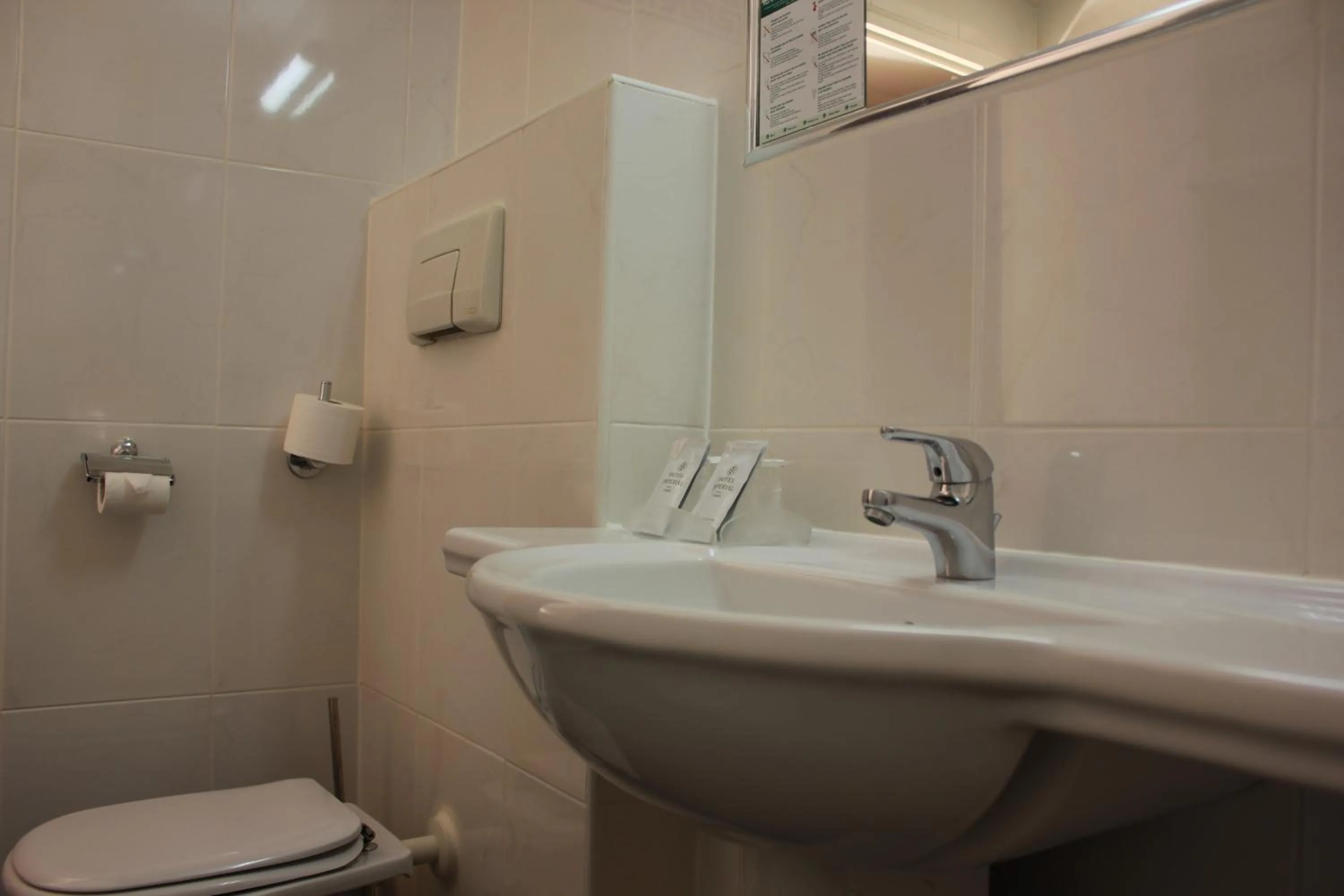 Bathroom in Hotel Imperial Paris