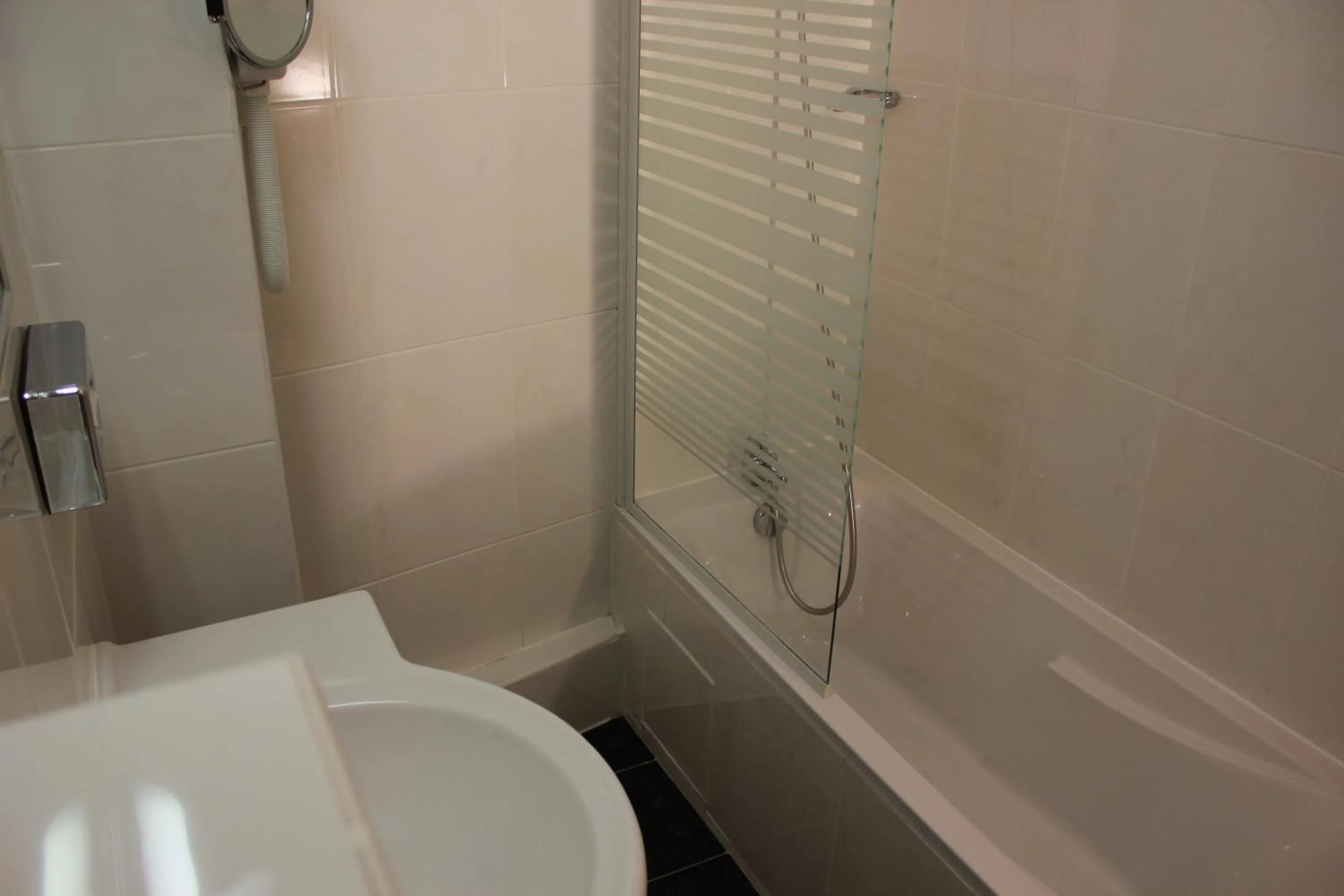 Bathroom in Hotel Imperial Paris