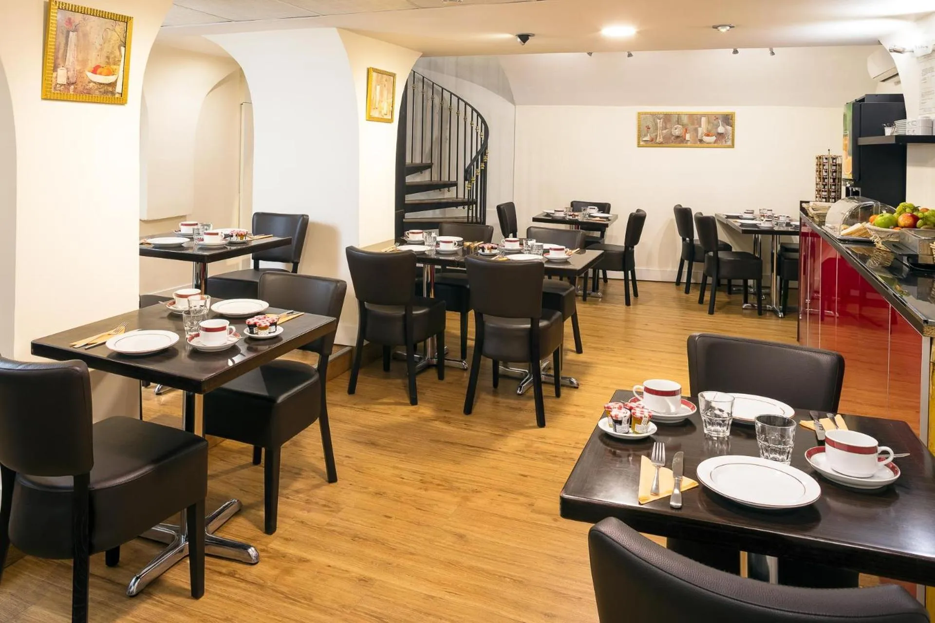 Restaurant/places to eat in Hotel Imperial Paris