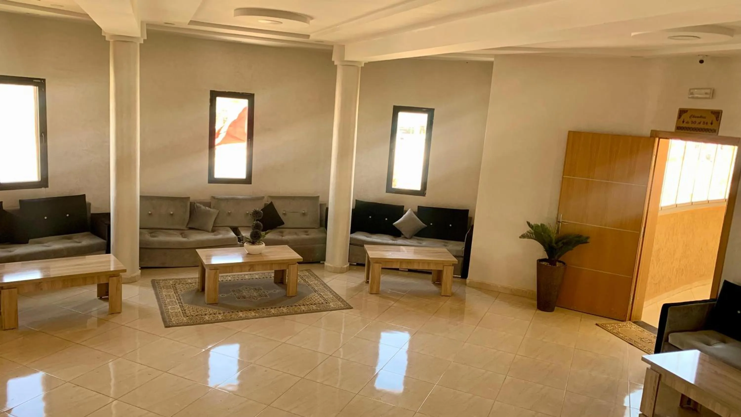 room service in Hotel Oasis Palace