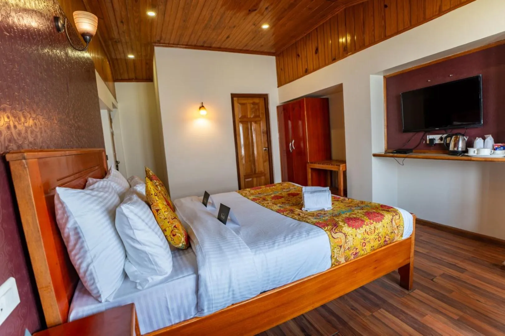 Bedroom, Bed in Muscatel Nirvana – At The Mall Road