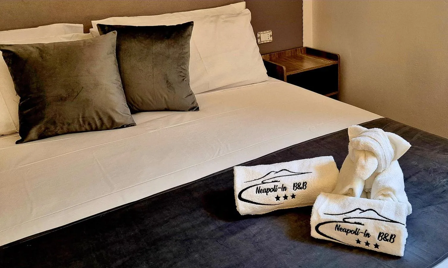 Bed in Neapoli-In