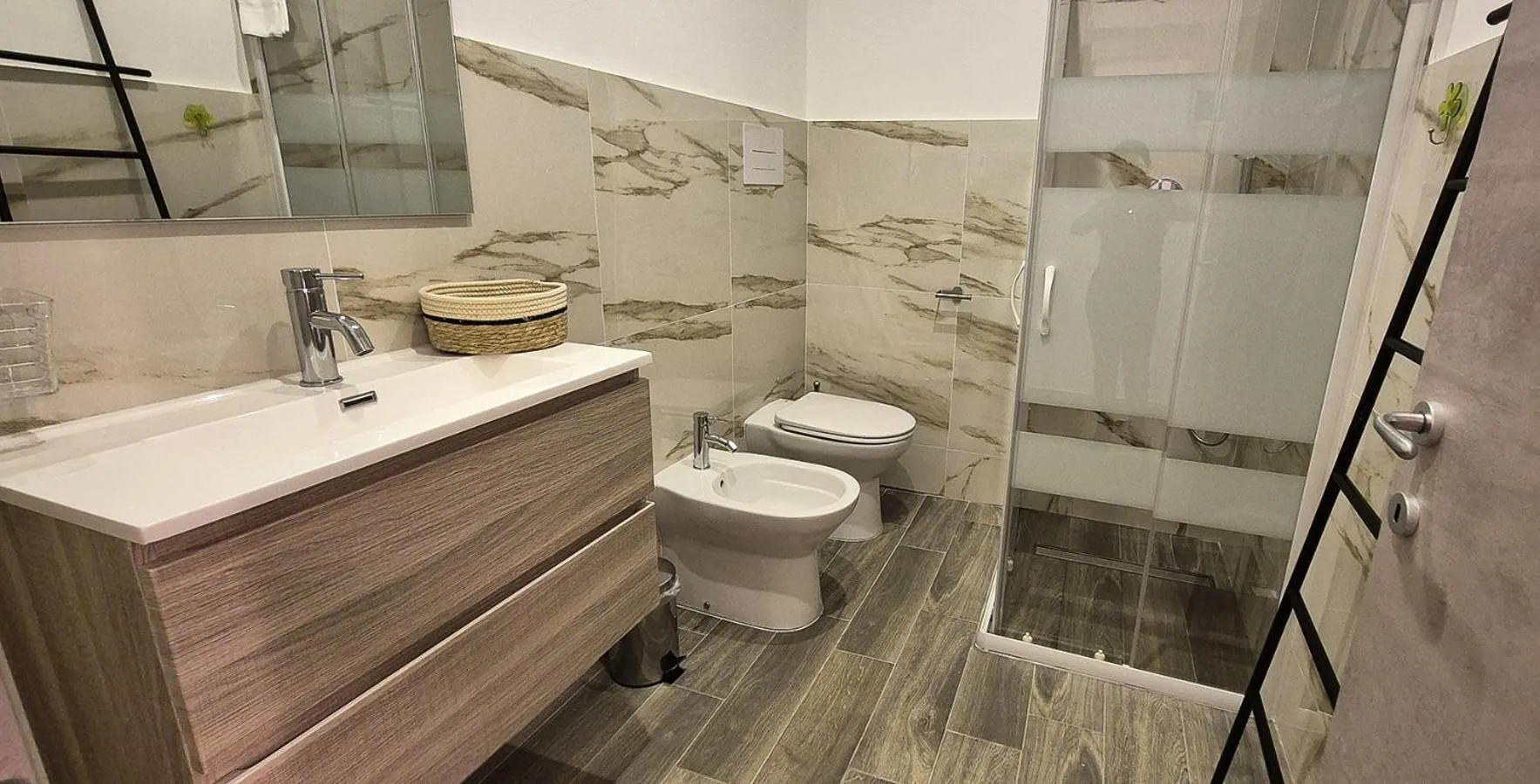 Shower in Neapoli-In