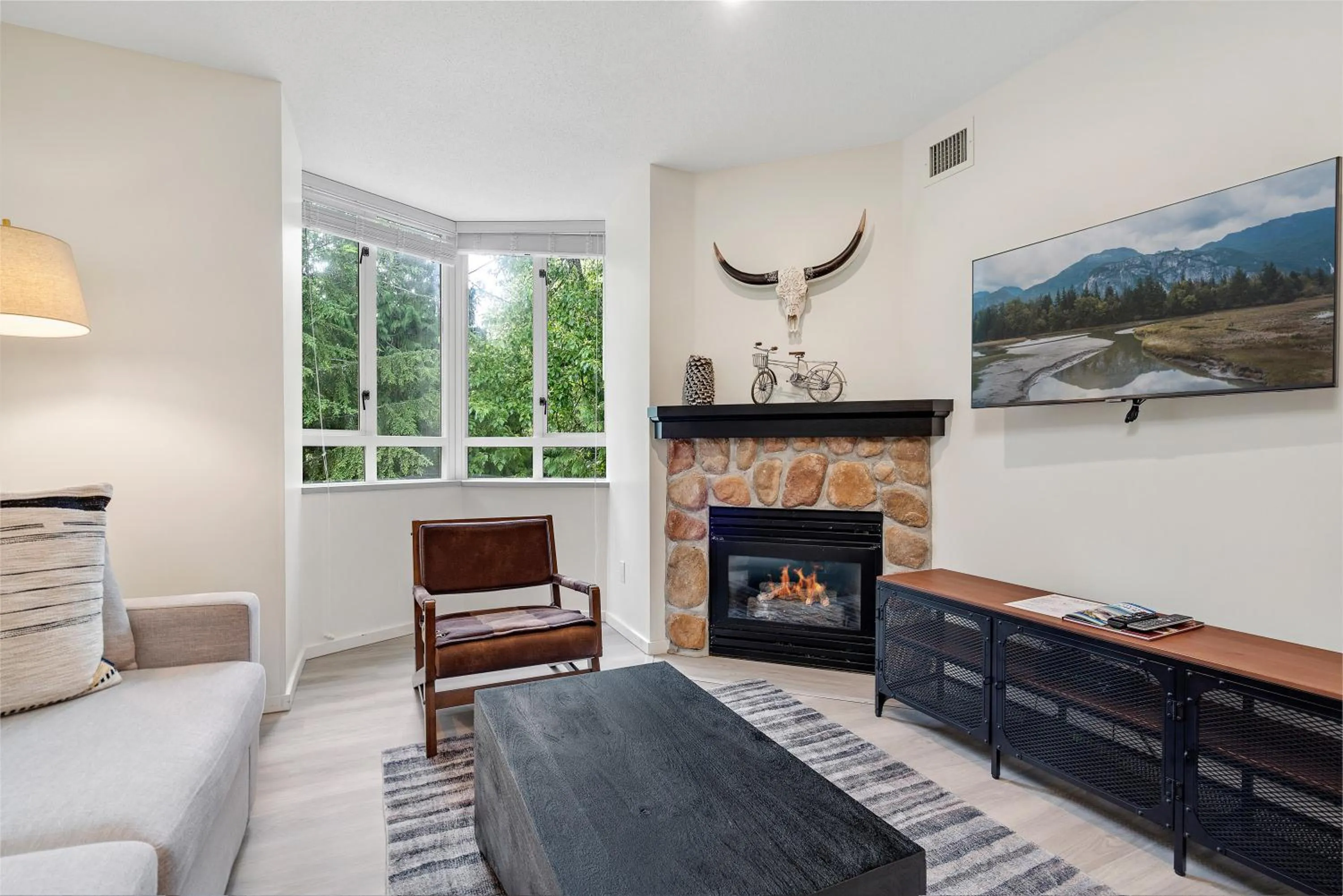 Living room in Cascade Lodge