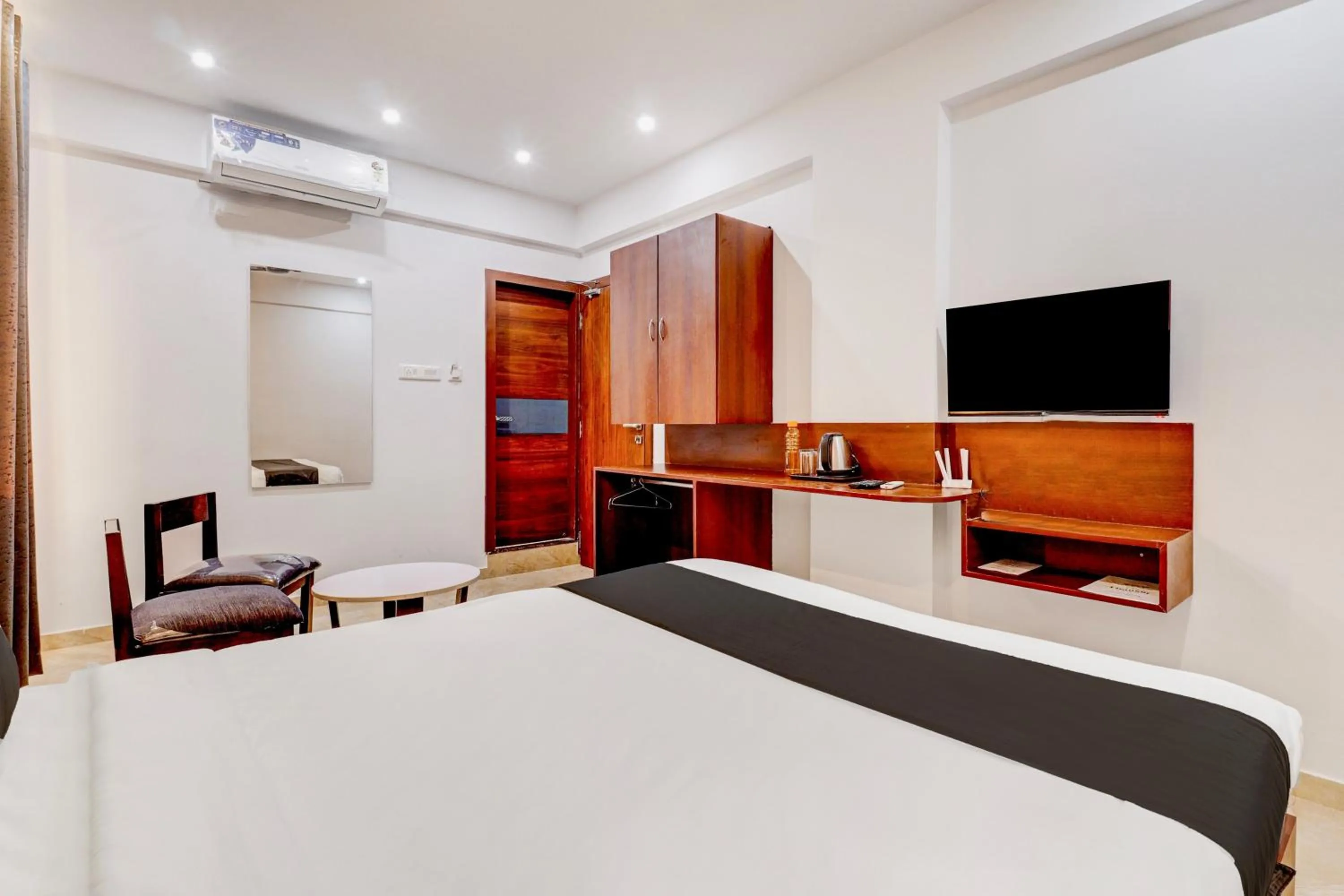 Bedroom, Bed in Collection O Airport Inn