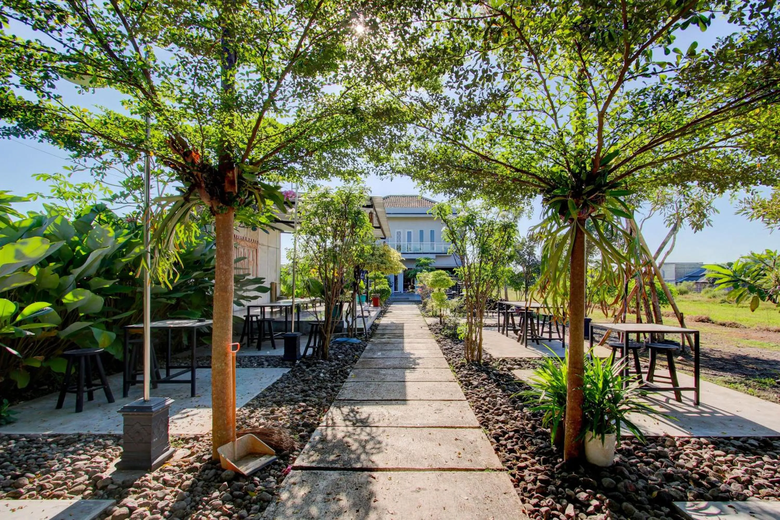 Restaurant/places to eat in OYO 93885 D'harjo Guesthouse