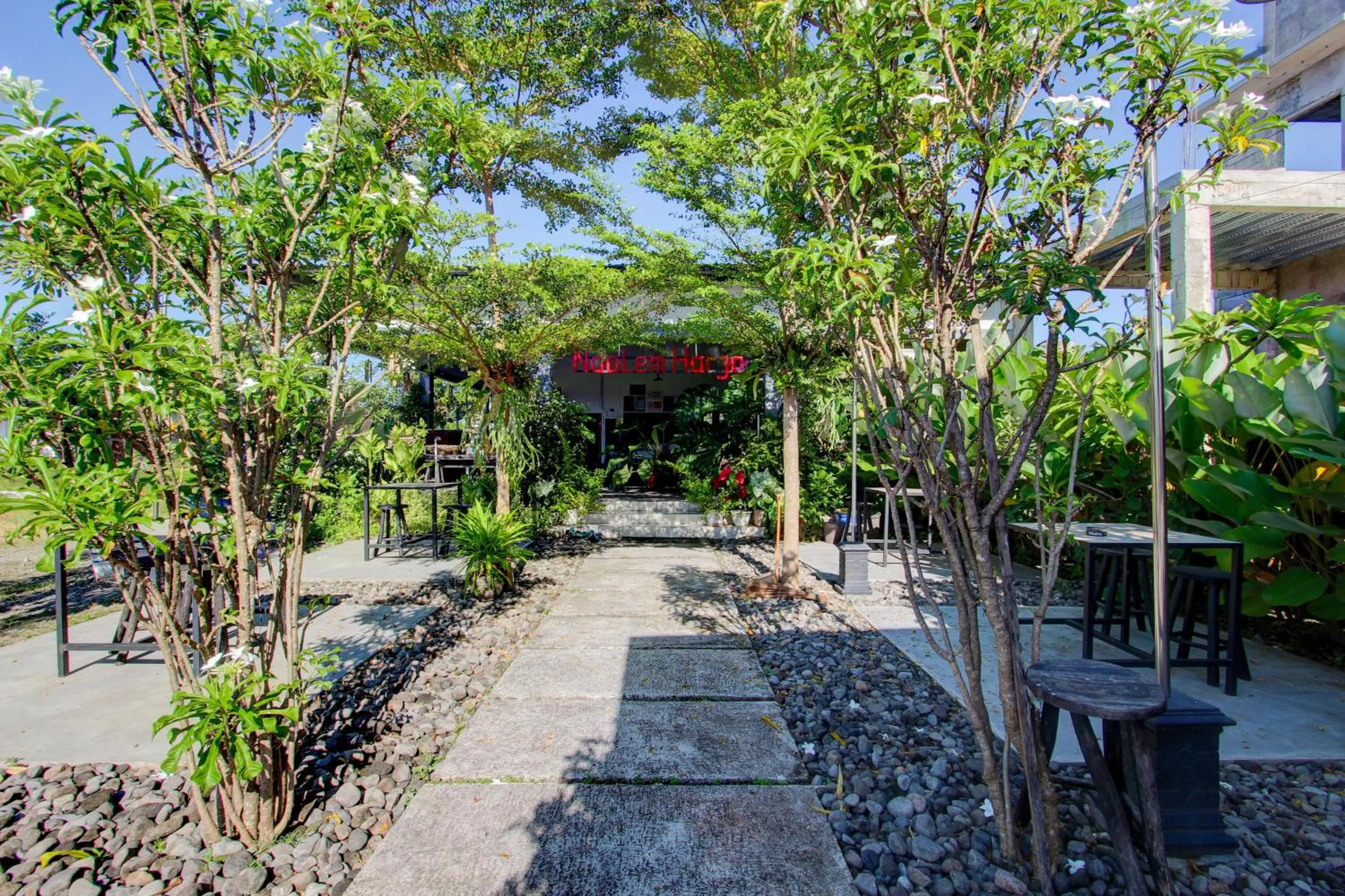 Facade/entrance in OYO 93885 D'harjo Guesthouse