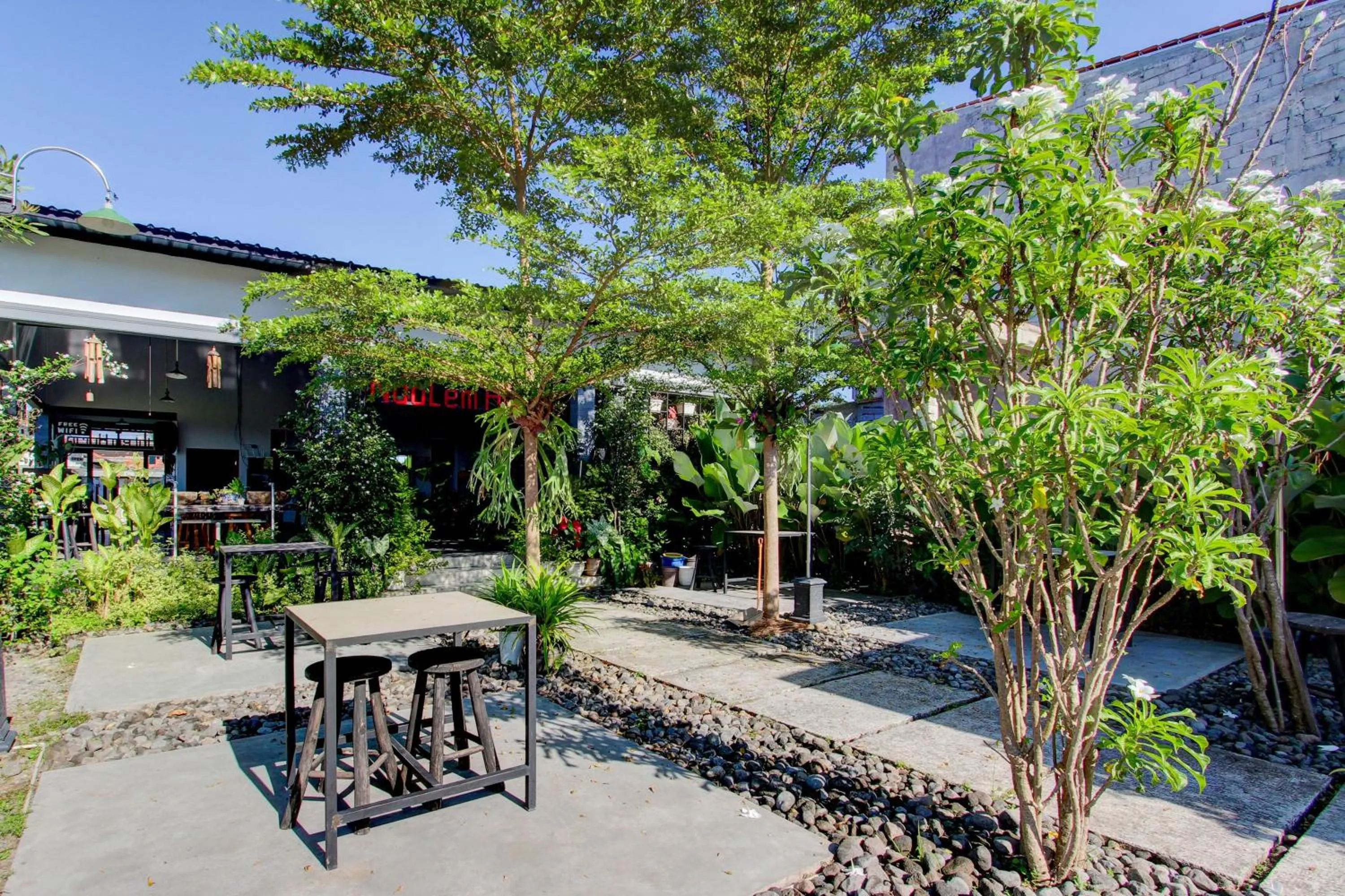 Facade/entrance in OYO 93885 D'harjo Guesthouse