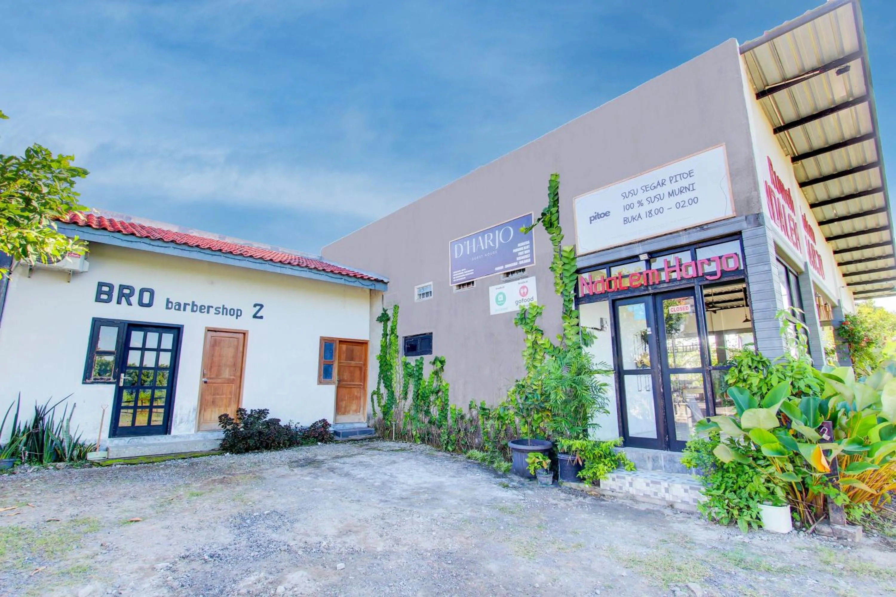Facade/entrance in OYO 93885 D'harjo Guesthouse