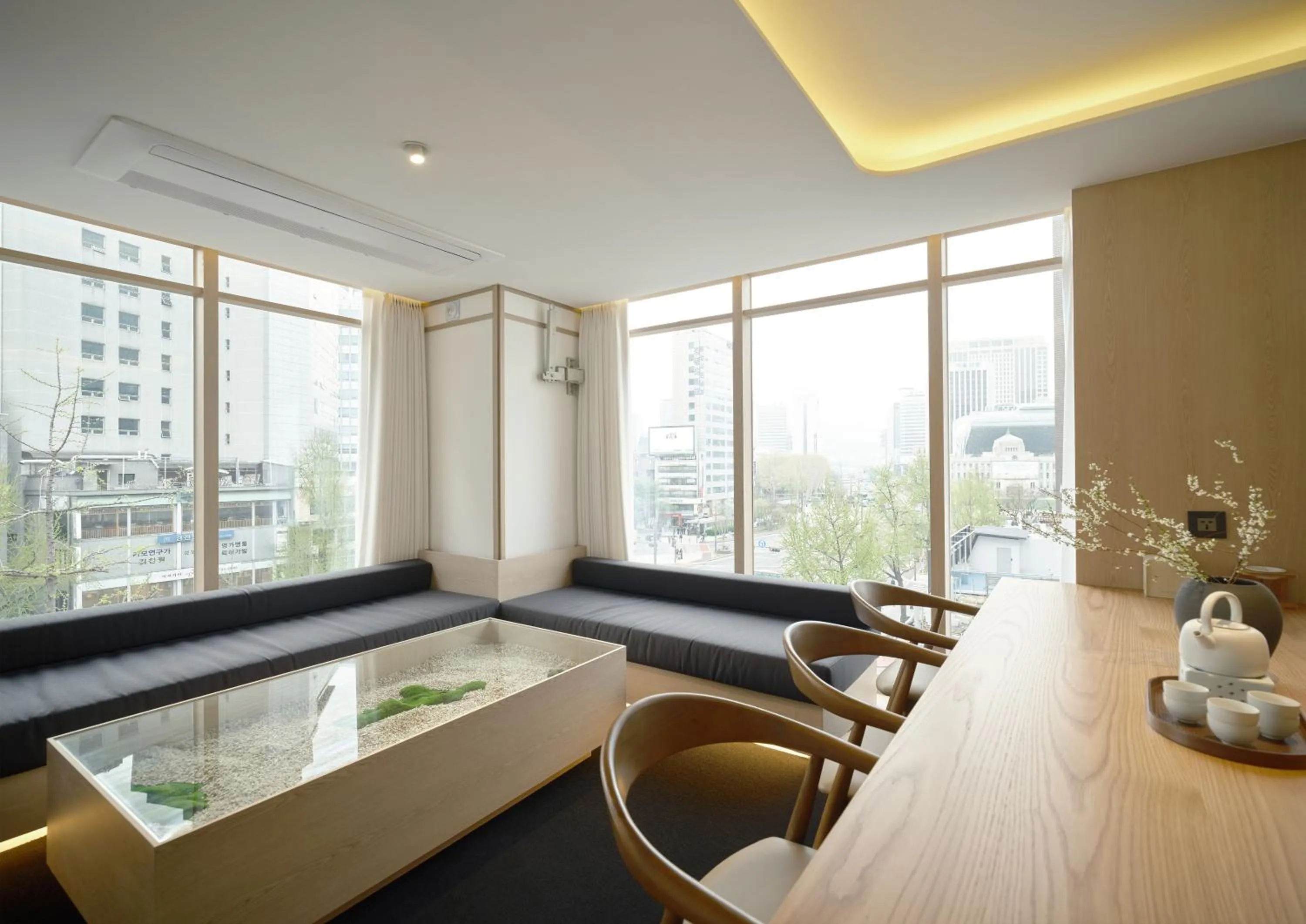 Living room in UH Suite Seoul Deoksugung