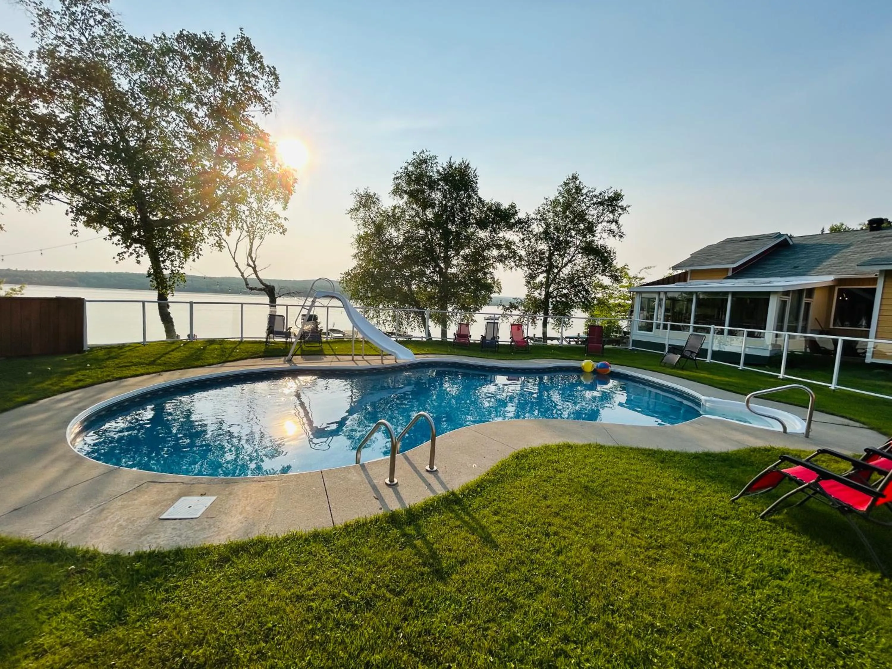 Swimming pool in Auberge et Chalets sur le Lac