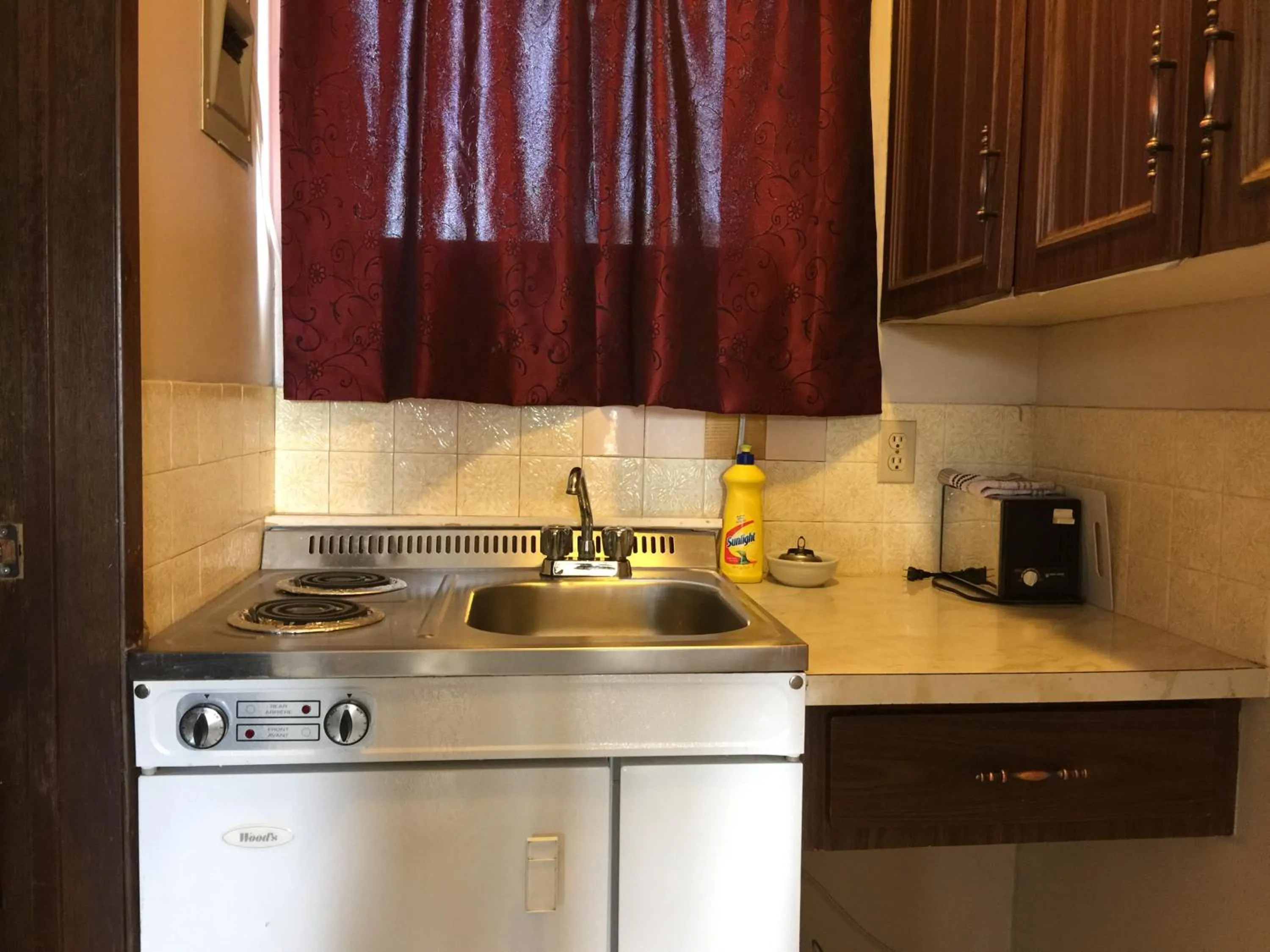 Bedroom in Hillcrest Motel