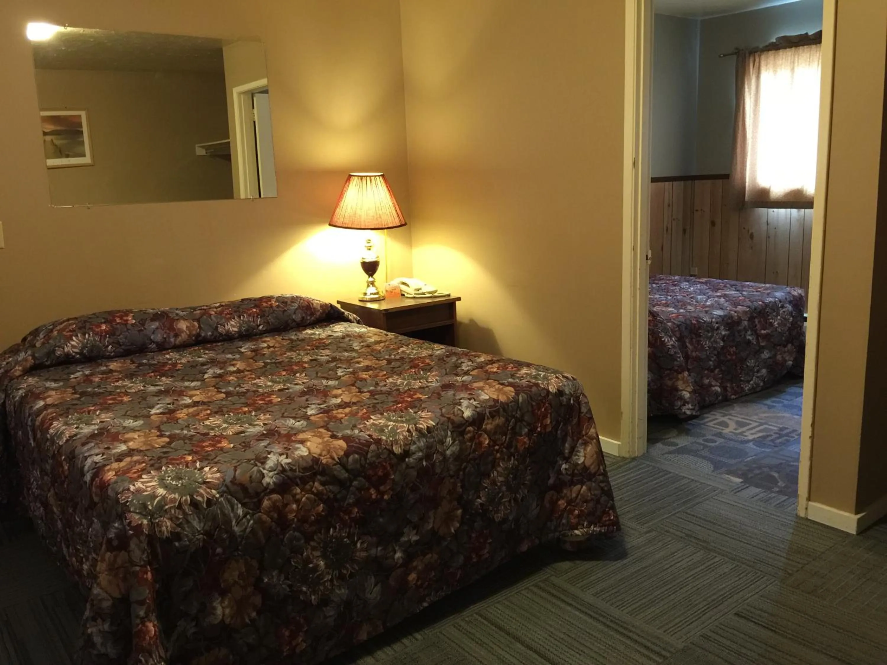 Bedroom, Bed in Hillcrest Motel