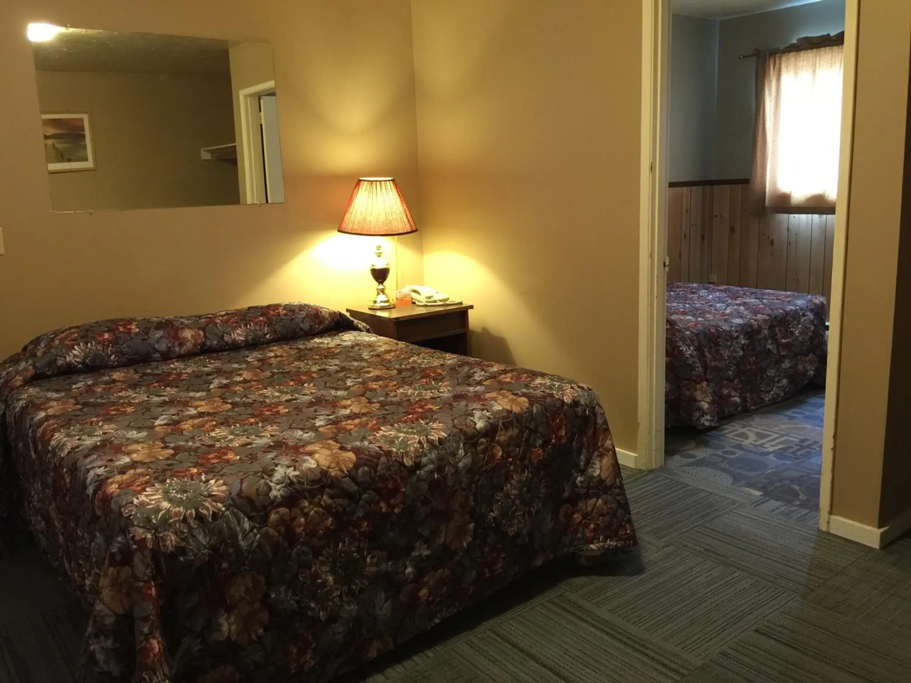 Two-Bedroom Suite in Hillcrest Motel Two-Bedroom Suite in Hillcrest Motel