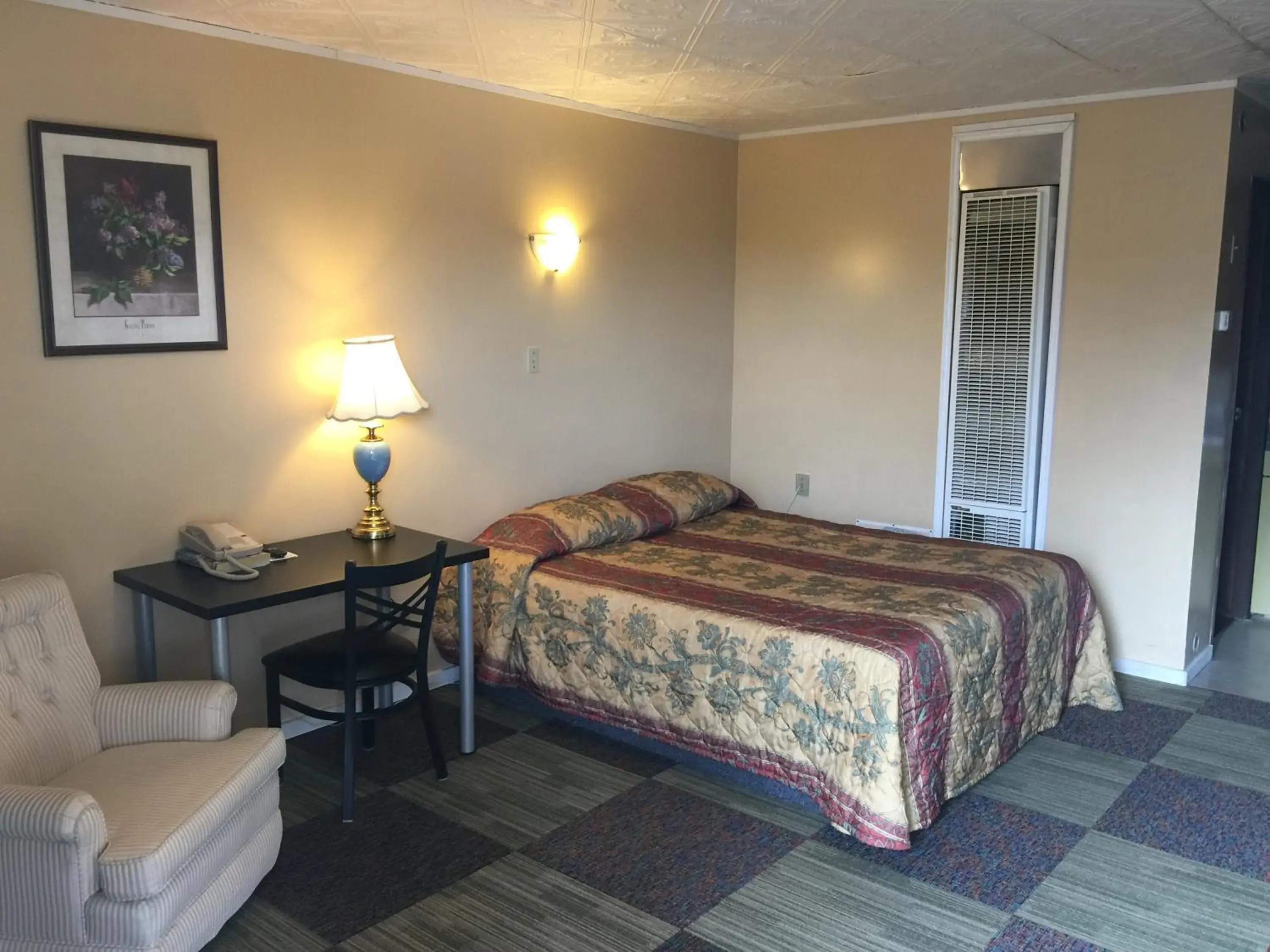 Queen Room with Kitchenette in Hillcrest Motel Queen Room with Kitchenette in Hillcrest Motel