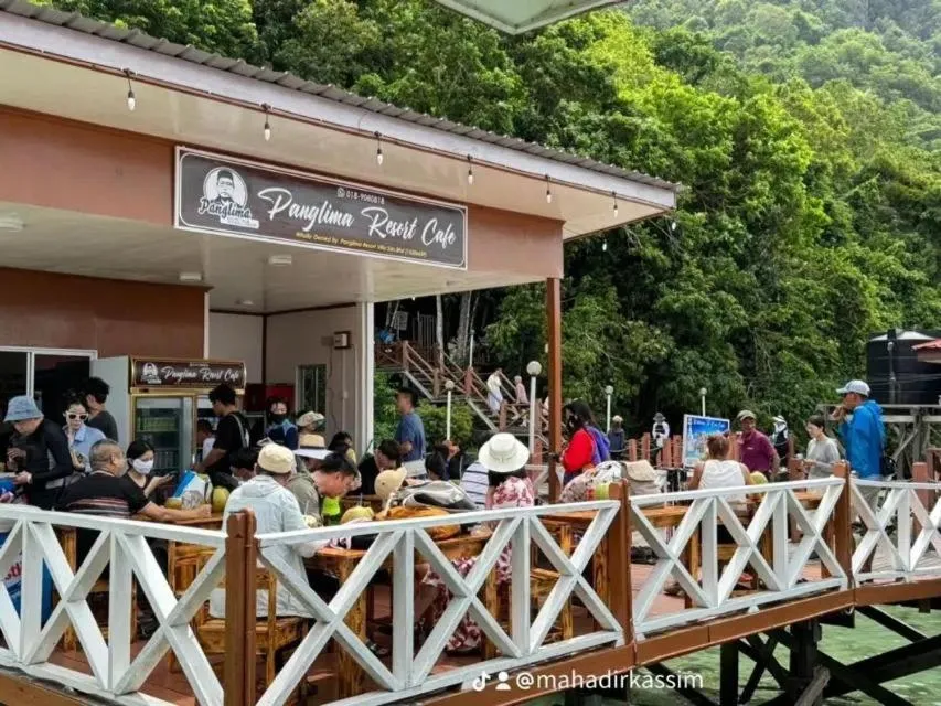 Restaurant/places to eat in Panglima Resort Bum Bum Island, Semporna