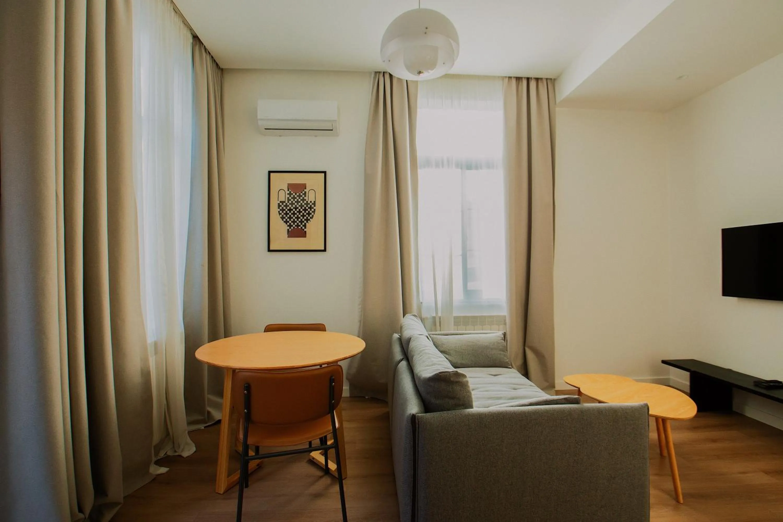 Communal lounge/ TV room in Artifact Apart Hotel