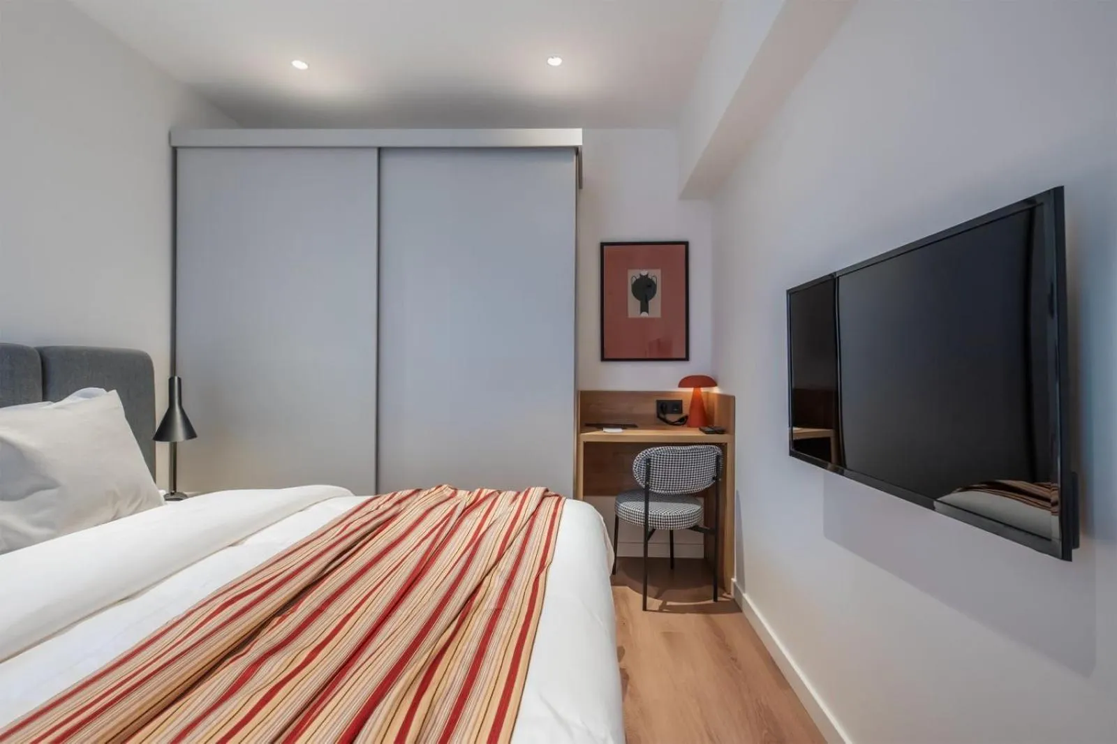 Communal lounge/ TV room, Bed in Artifact Apart Hotel