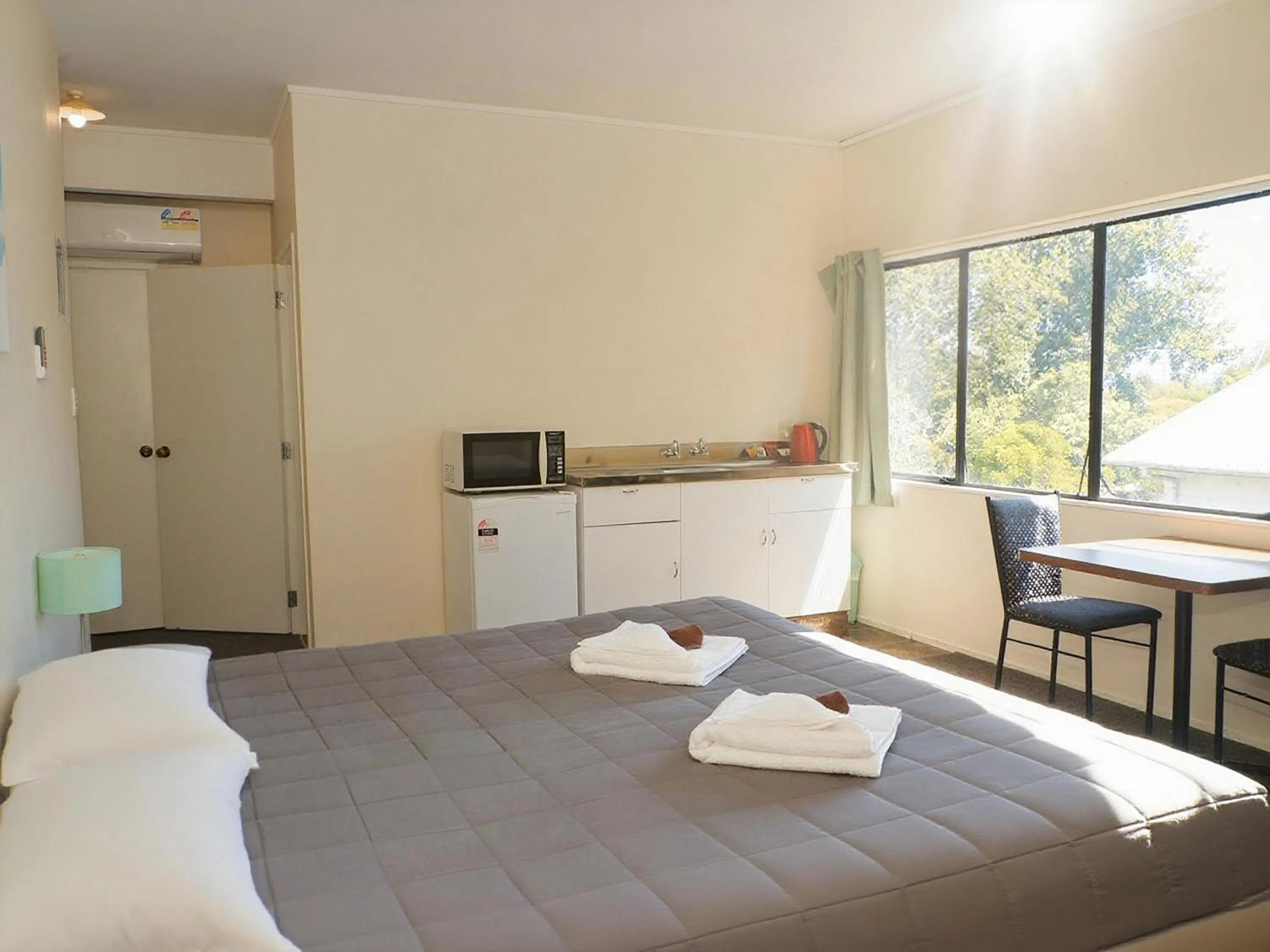 Photo of the whole room, Bed in Drury Motor Lodge