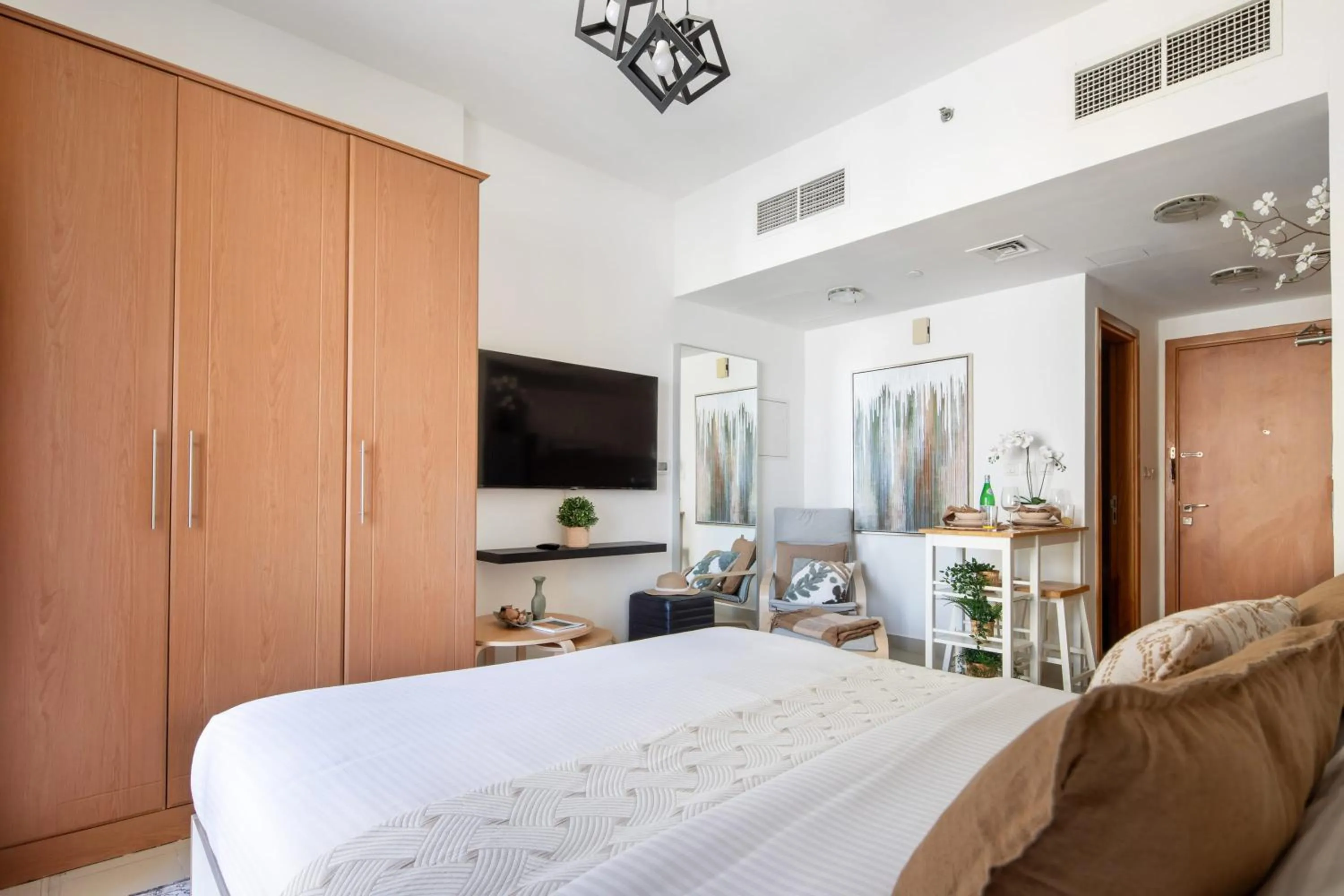 Photo of the whole room in Frank Porter - Lakeside Tower B