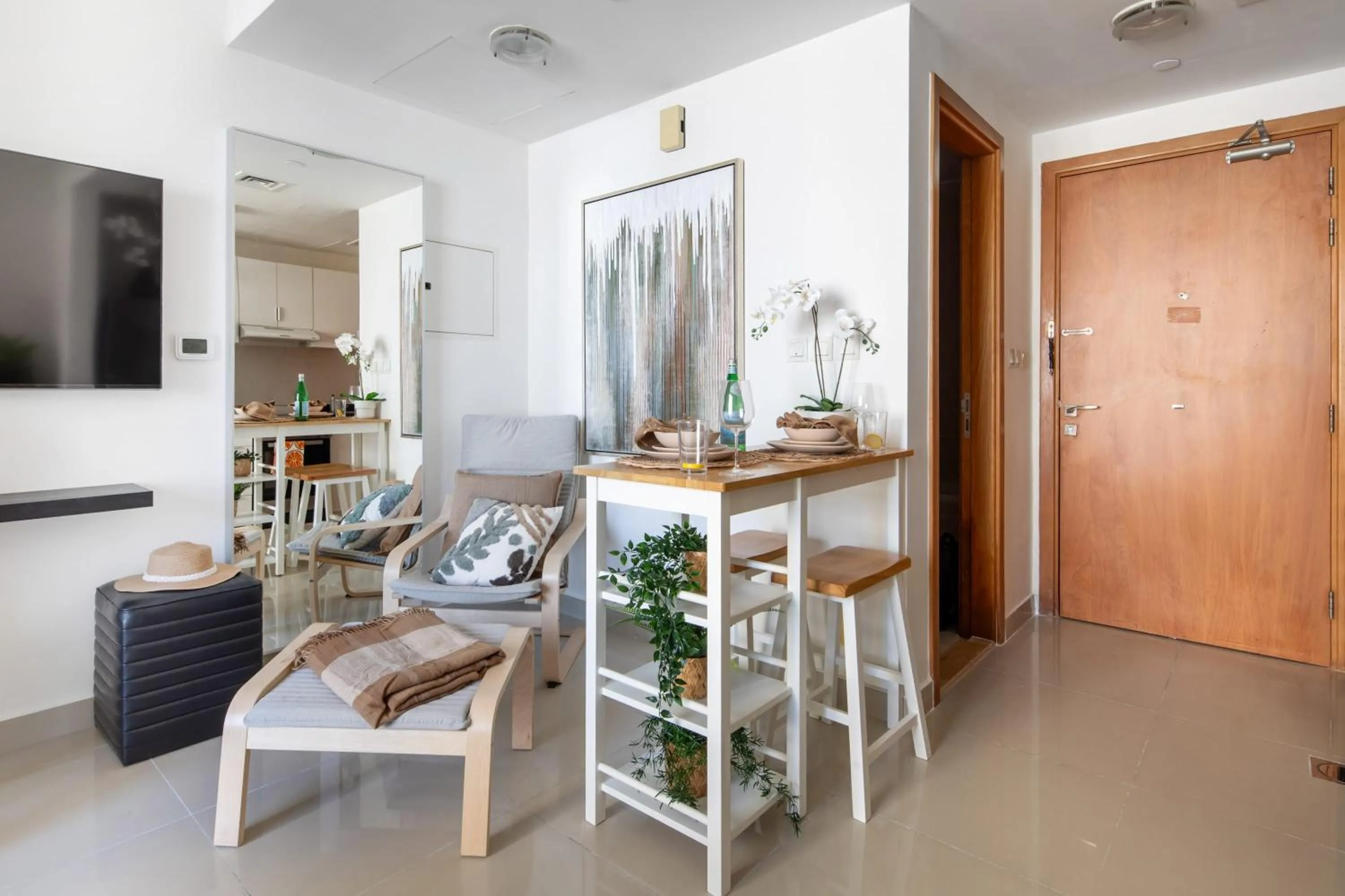 Photo of the whole room in Frank Porter - Lakeside Tower B