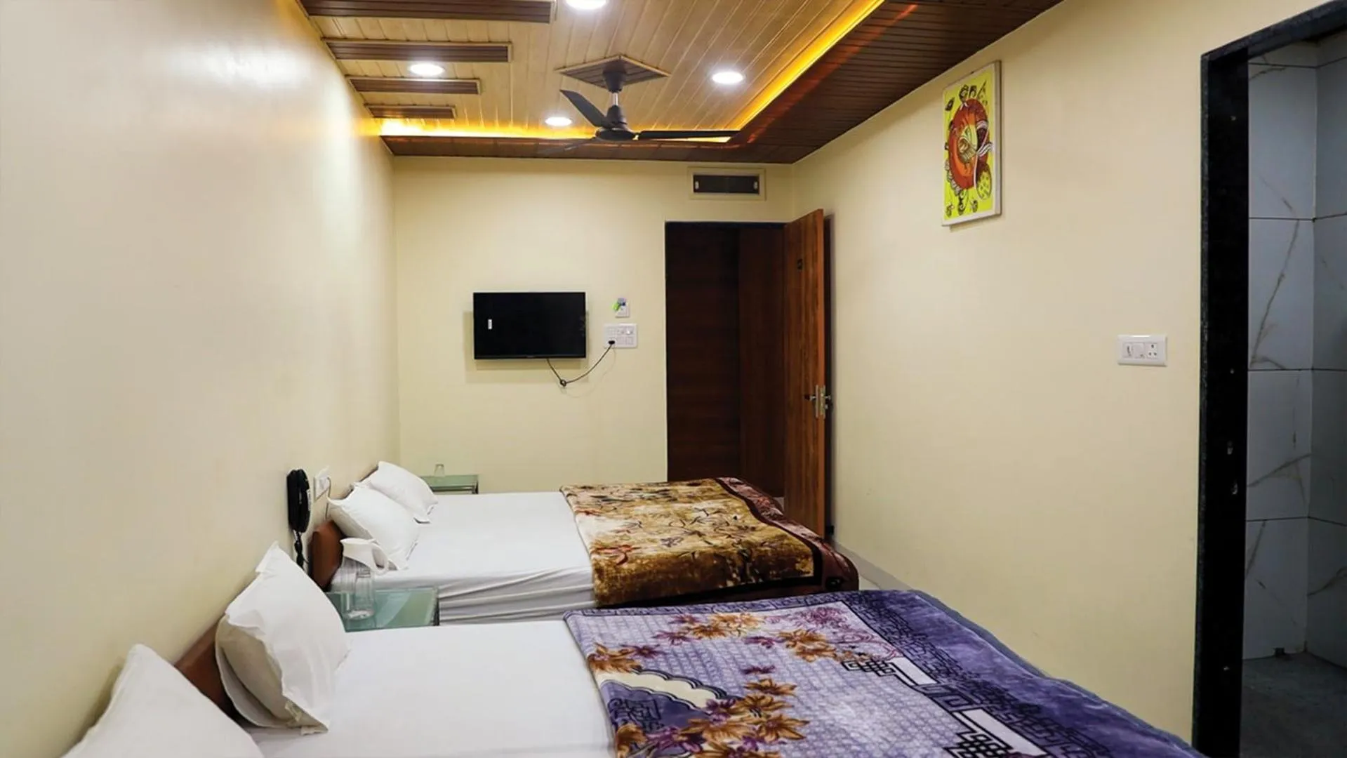 TV and multimedia, Bed in Shri Shiv Ganga Bhakt Niwas