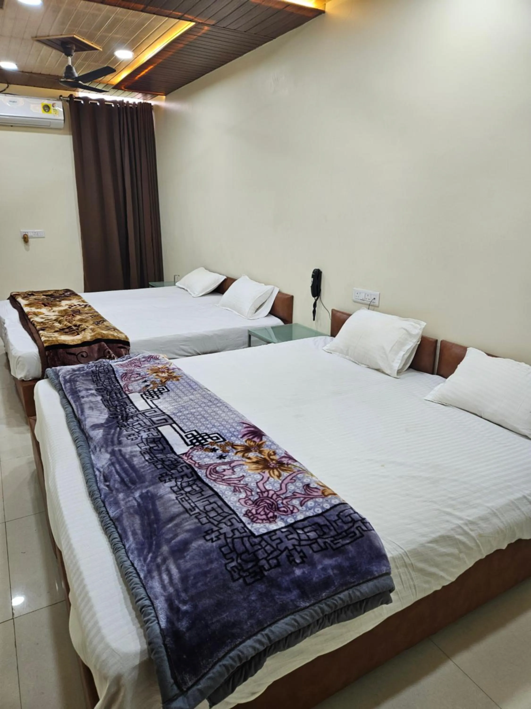 Bed in Shri Shiv Ganga Bhakt Niwas