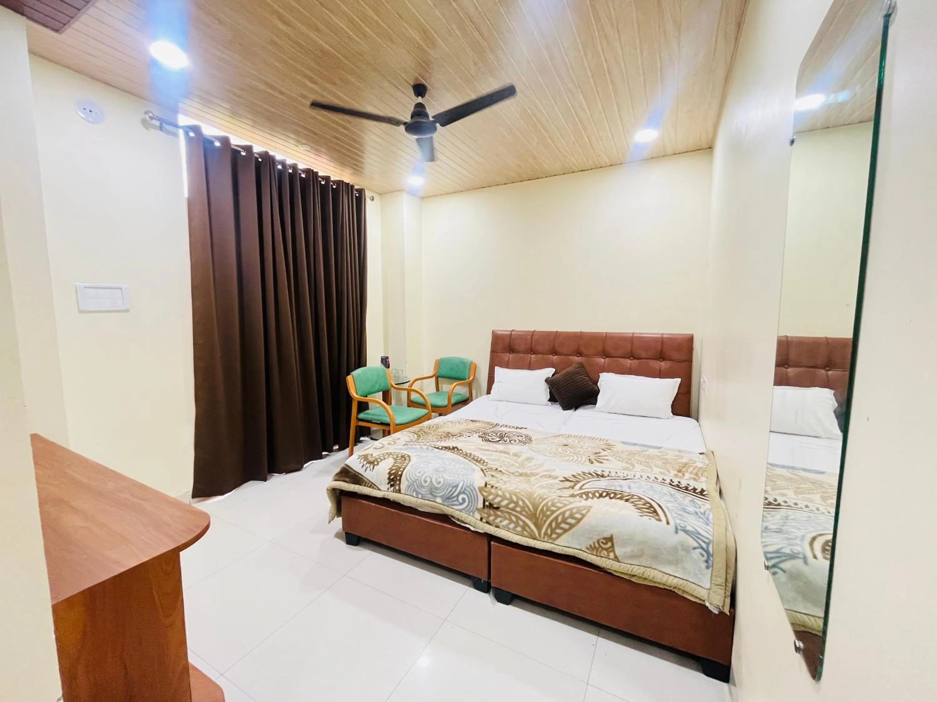Bedroom, Bed in Shri Shiv Ganga Bhakt Niwas