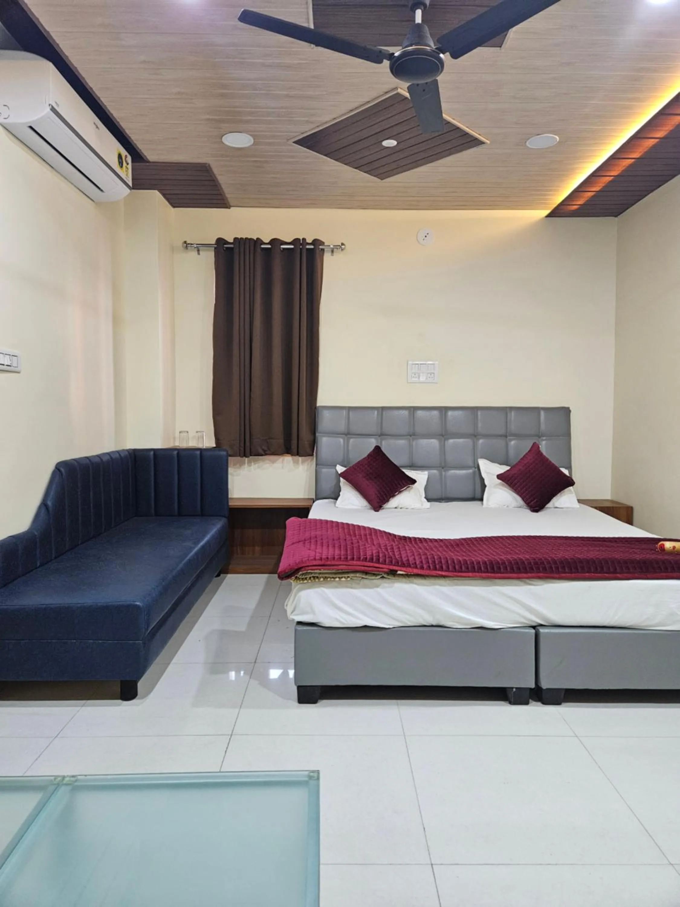 Bed in Shri Shiv Ganga Bhakt Niwas