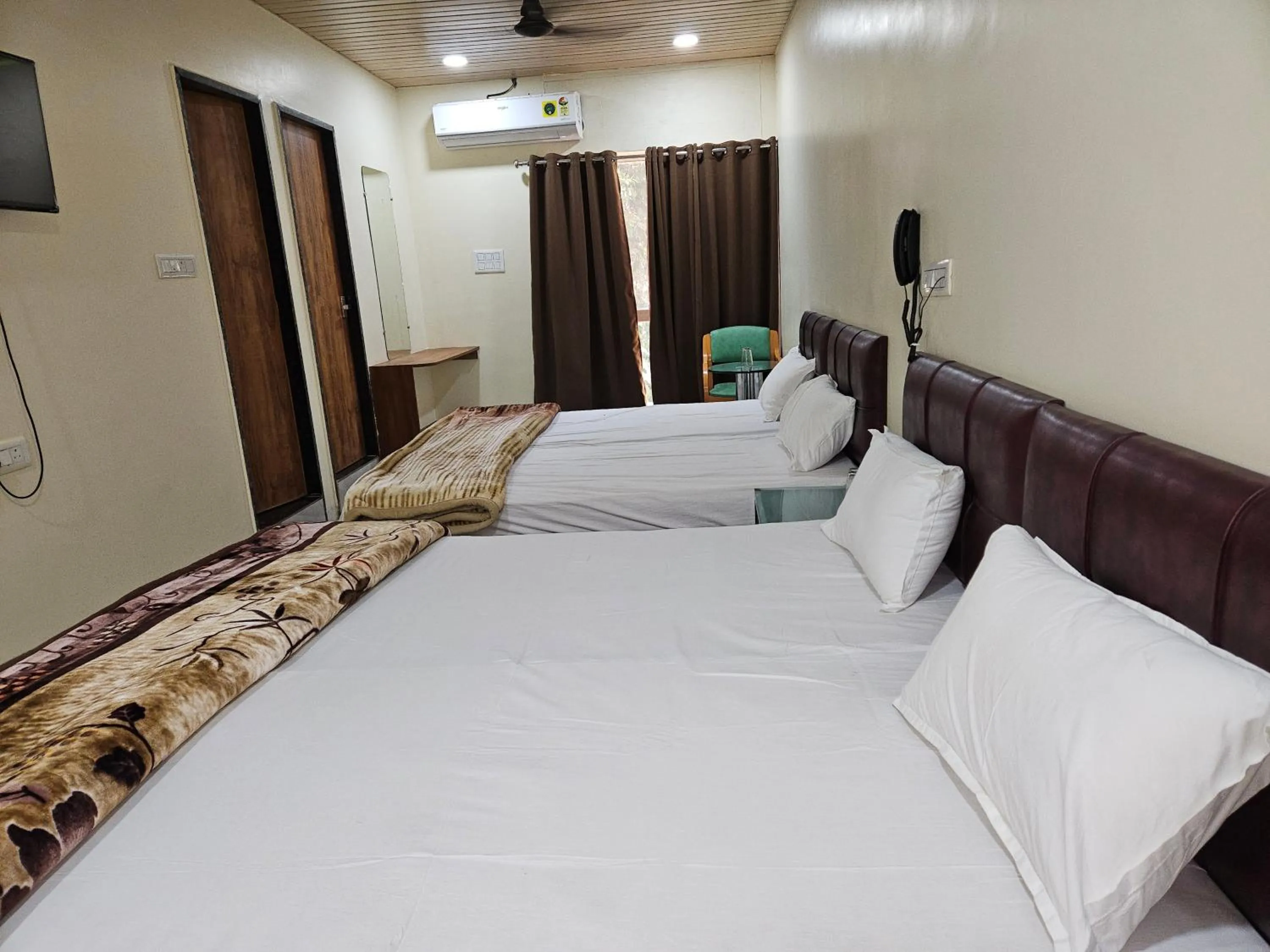 Bed in Shri Shiv Ganga Bhakt Niwas