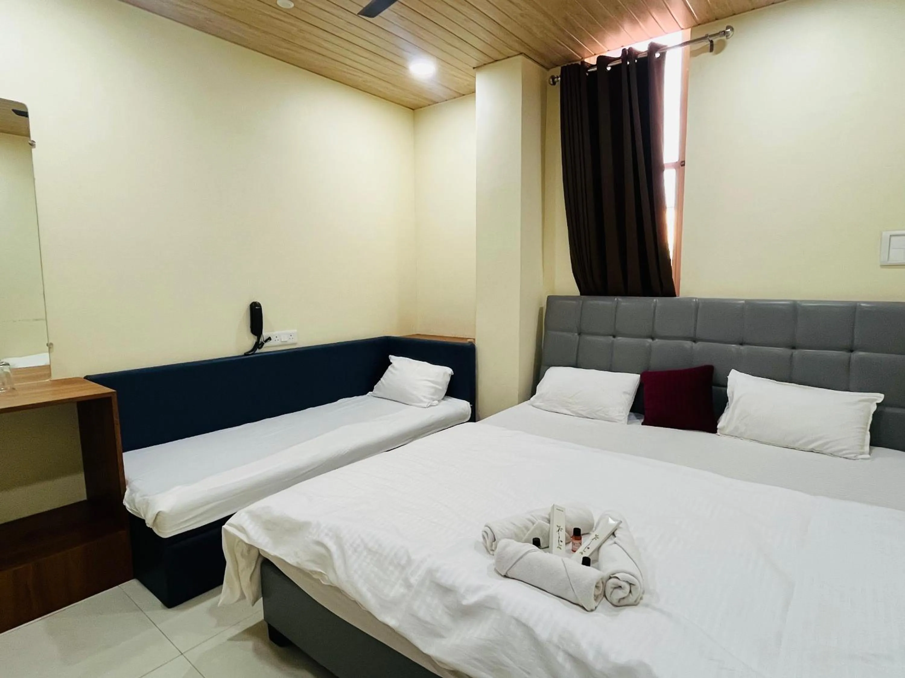 Bed in Shri Shiv Ganga Bhakt Niwas