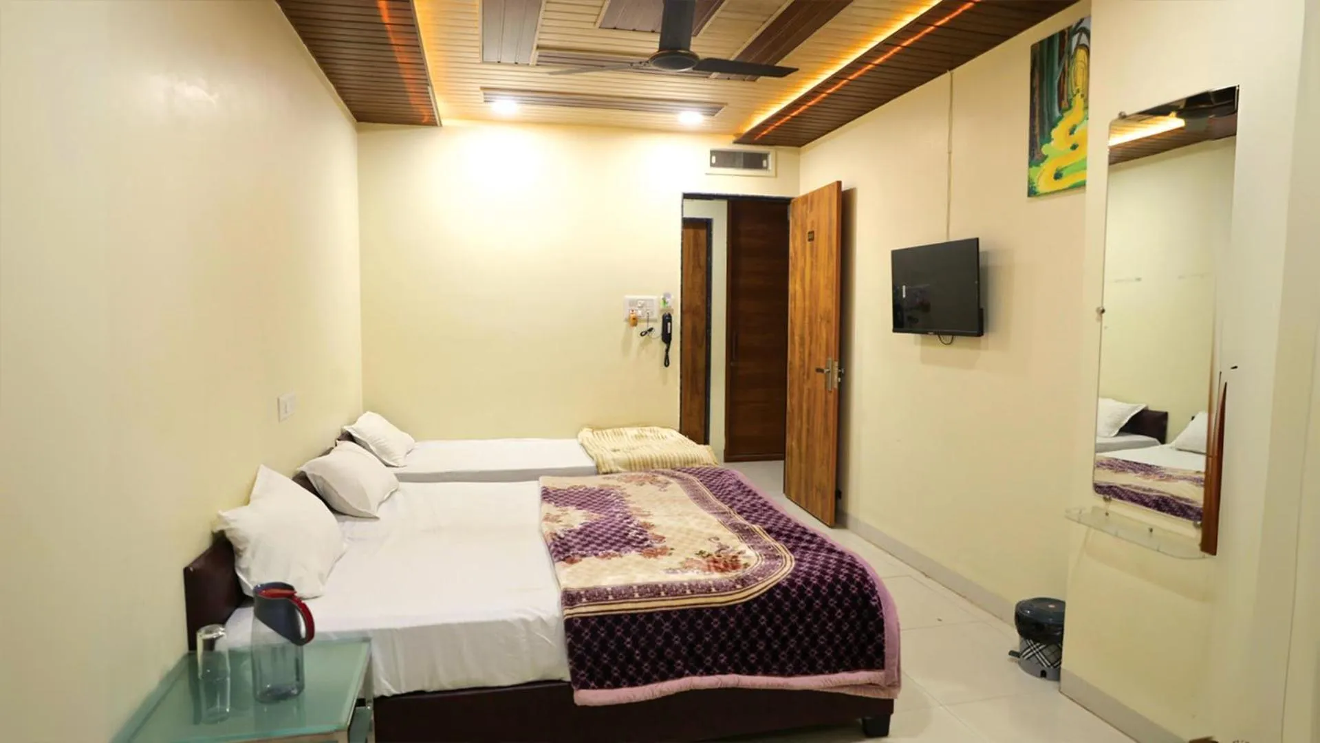 Bed in Shri Shiv Ganga Bhakt Niwas